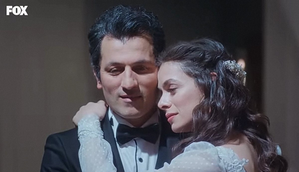 Viki288533's tweet photo. Un matrimonio di convenienza, tenuto in piedi più dagli altri che da loro.
Lui non ha mai smesso di inseguirla, lei non ha mai davvero scelto lui.
La coppia più noiosa e forzata delle dizi turche, nata dall'ossessione di lui e dalla rassegnazione di lei! 🙄😴

#laforzadiunadonna https://t.co/jNZNLCaUQJ
