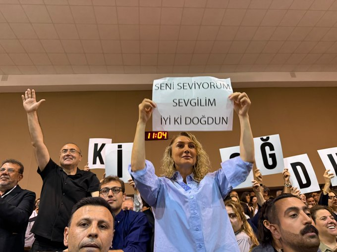etkilihaberyeni's tweet photo. İBB duruşmasında Ekrem İmamoğlu'nun doğum günü kutlandı.

Dilek İmamoğlu, "Seni seviyorum sevgilim, iyi ki doğdun" yazılı pankart açtı.

Ekrem İmamoğlu "Fazla uzatmayalım, anneme babama niye doğurdunuz davası açmasınlar" diye espri yaptı.

(Ali Macit) https://t.co/Q7xqp85fhF