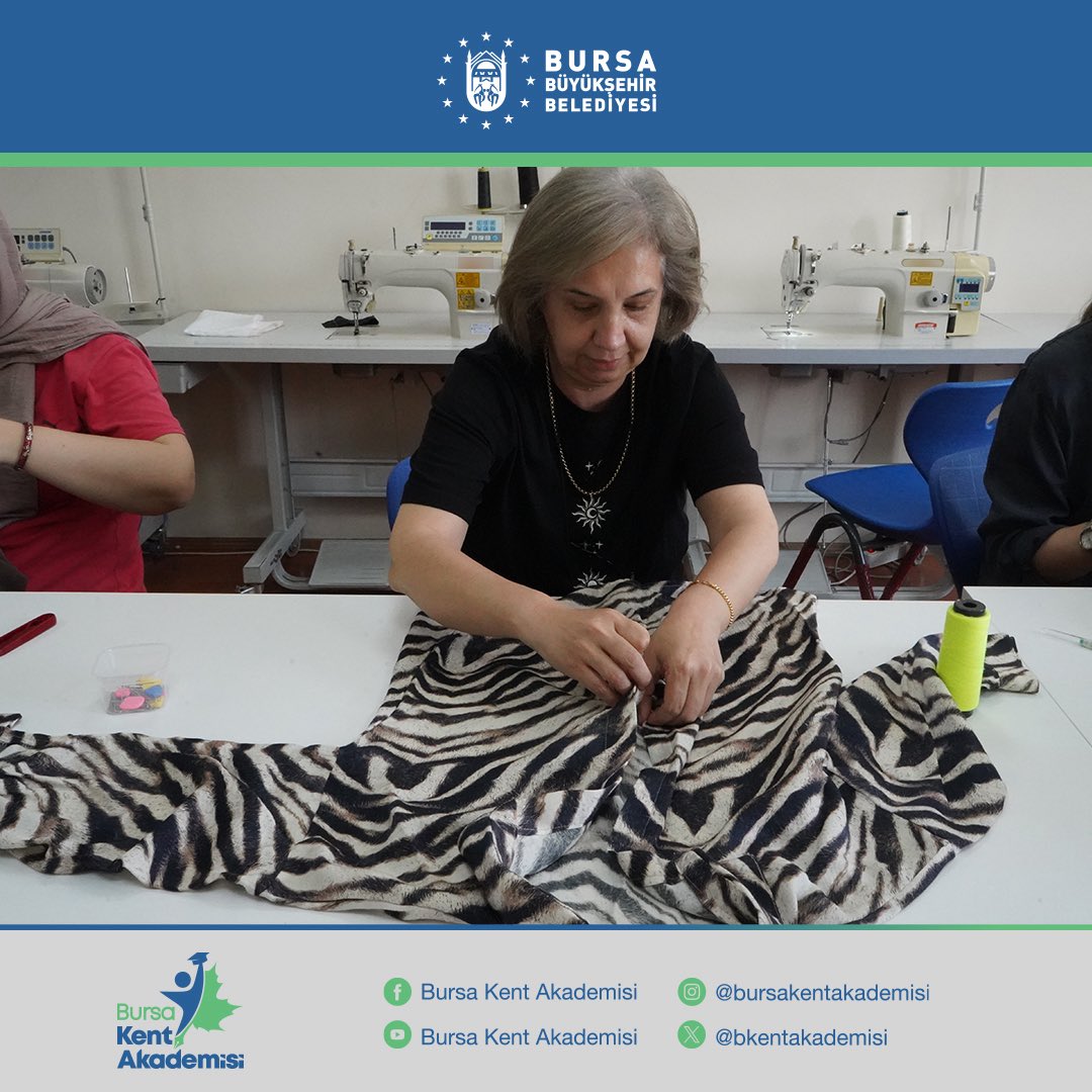 busmekbursa's tweet photo. Bursa Büyükşehir Belediyesi bünyesinde faaliyet gösteren Bursa Kent Akademisi tarafından düzenlenen eğitim programında katılımcılar; kadın elbisesine yönelik kalıp hazırlama, kesim ve dikim uygulamalarını gerçekleştirme konularında teorik ve uygulamalı eğitim alıyor. 🪡 🧵 https://t.co/EYAaY8IBLT