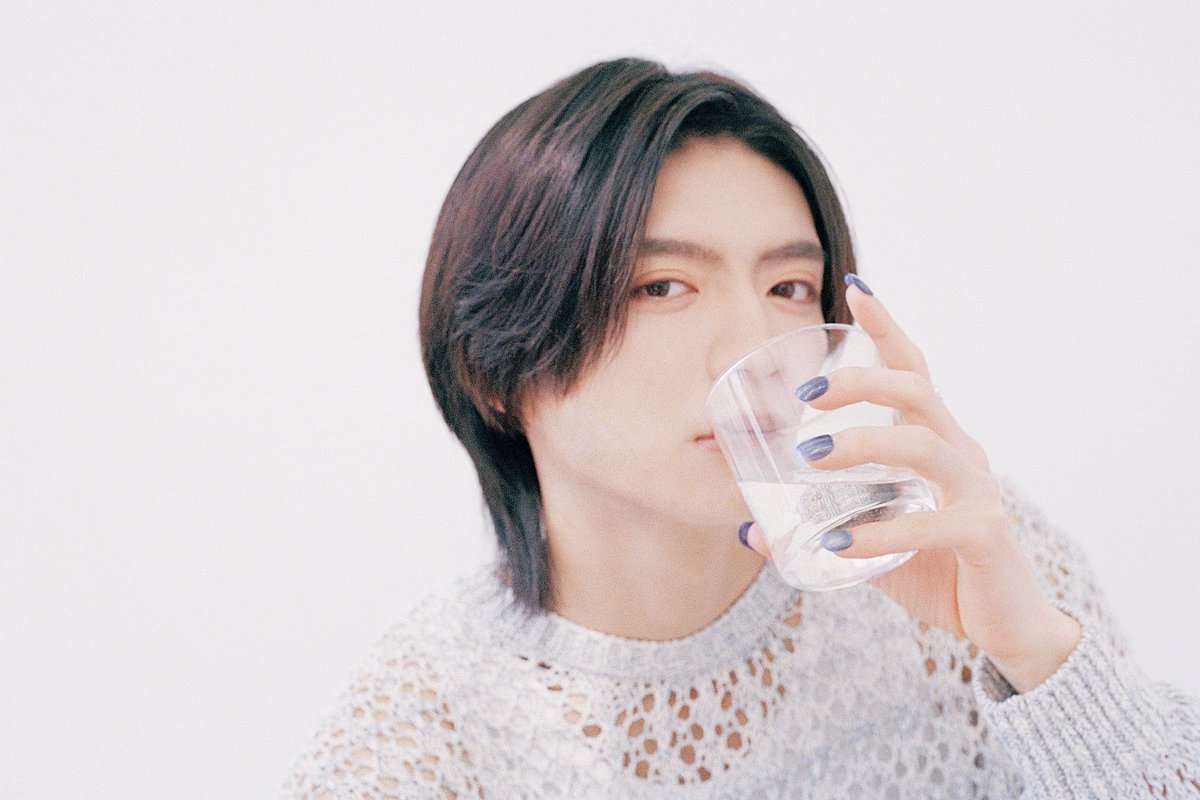 brandbook_tkj's tweet photo. 🖤誌面カット先行解禁🖤

韓国発のネイルウェアブランド #FINGERSUIT #フィンガースーツ から現品3点が付いたスペシャルムックが6/17に発売💅✨

ネイルポリッシュ企画には2ページに渡って #原因は自分にある。の #杢代和人 さんが登場💚

予約サイトはツリーをチェック✅売り切れる前にぜひチェックしてください⭐️