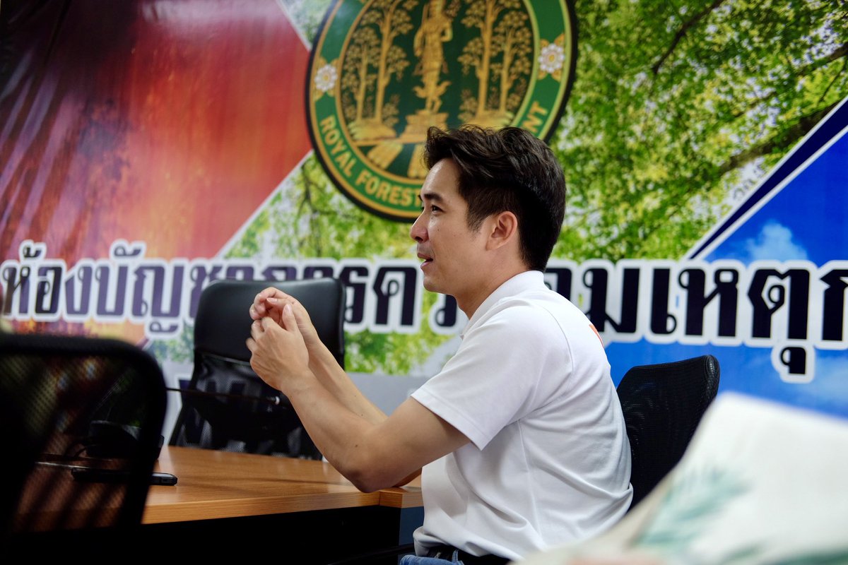 NatapholTo's tweet photo. อัปเดตปัญหาและความ��ืบหน้าในส่วนที่เกี่ยวข้องกับ ‘สำนักงานป่าไม้ที่ 1 เชียงใหม่‘ 🌳🏡 ครับ
.

1️⃣ เรื่องเส้นแนวเขตป่าที่ขีดผิดโซน ต.บ้านสหกรณ์ จนทำให้ออกโฉนดไม่ได้เลย .. จากที่ติดตามเรื่องนี้มาอย่างต่อเนื่อง ล่าสุดทางสำนักงานได้อนุเคราะห์เลือกใช้ช่องทางการแก้ไขรายเคสให้ โดยได้มีการออกคำสั่งให้มีการจัดประชุมเรื่องนี้ที่สำนักงาน โดยคณะจะพิจารณาข้อมูลต่างๆ จากนั้นจะมีมติว่าต้อ��แก้ แล้วจึงส่งเรื่องไปยังกรม รอการอนุมัติว่าต้องแก้และแก้ได้ จากนั้นเมื่อแก้เสร็จจะส่งเรื่องต่อไปยังกรมที่ดินให้แก้แนวเส้นต่อในระวางแปลงที่ดินที่ขีดผิดครับ เรื่องนี้มีความคืบหน้าแบบช้าๆ แต่ก็ยังคงดำเนินไปเรื่อยๆครับ
.
2️⃣ เรื่องเอกสารแสดงสิทธิในที่ดิน ต.แม่ทา ต.ทาเหนือ อ.แม่ออน และ ต.ห้วยทราย อ.สันกำแพง และรวมถึง อ.ดอยสะเก็ด ทั้งหมดด้วย .. ข้อมูลอัปเดตล่าสุ��โดยกรมป่าไม้ระบุไว้ว่า พื้นที่ที่เป็นเ��ตป่าเดิมของทั้ง 3 อำเภอ ได้มีการจัดการให้เป็นพื้นที่ คทช. ทั้งหมดแล้ว ประกาศและรับรองแบบคลุมทั้ง 3 อำเภอแล้ว เพียงแต่ยังมีแค่พื้นที่บางจุดเท่านั้นจริงๆที่ยังไม่ได้รับรอง ซึ่งต้องเอาพิกัดมาปักในแผนที่ถึงจะรู้ความคืบหน้า .. อย่างไรก็ตาม แม้ว่าพื้นที่โดยส่วนใหญ่จะประกาศรับรองแล้ว แต่ในมุมของประชาชนผู้อยู่อาศัยในผืนดินนั้นๆ อาจรู้สึกว่าเหมือนไม่มีอะไร เพราะการดำเนินการออกเอกสารให้ (สมุดพก คทช.) นั้นล่าช้ามากเนื่องจากงบประมาณในการจัดทำมาปีละนิดละหน่อย ทำได้ไม่ทันต่อพื้นที่รายแปลงที่มีอยู่จริงครับ
.

ขออัปเดตในส่วนที่เกี่ยวกับเรื่องที่ดินในแนวเขตป่าเดิมไว้เพียงเท่านี้ก่อนครับ
.

#ก๊อปณัฐพล #ณัฐพลโตวิจักษณ์ชัยกุล #เชียงใหม่เขต3 #พรรคประชาชน