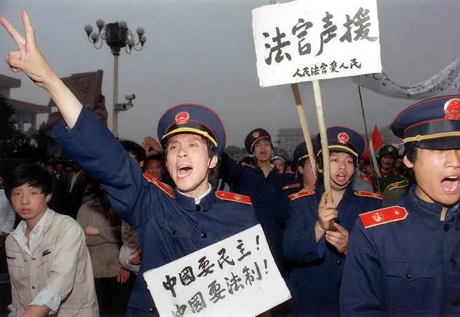 satireorcry1's tweet photo. 六四有很多照片，所有照片里面我最喜欢的是这张。

人民法官爱人民。 https://t.co/DoiNspLoUS