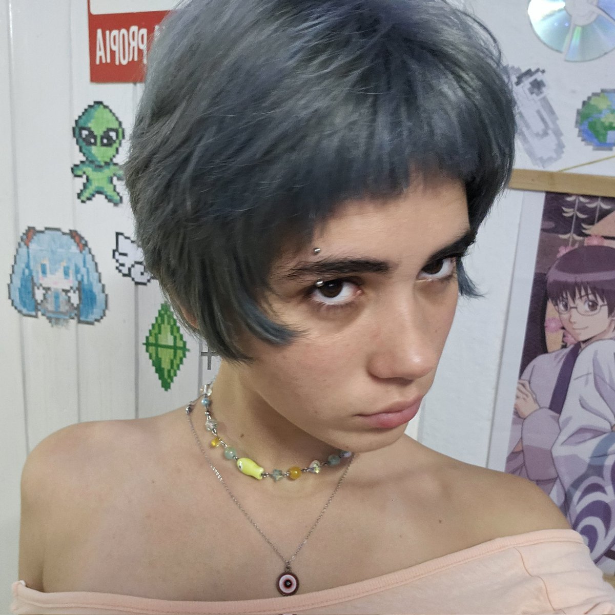 belpha04's tweet photo. vale hoy m decolore, m di AZUL y el pelo m quedo GRIS cn destellos azules y to vetiao d pinga a pesar d q m lo di parejo, otro dia se arregla i guess https://t.co/JPPW1eZrwY