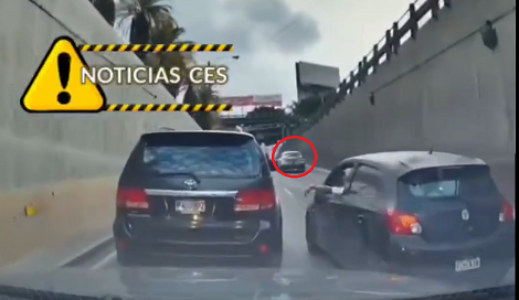 RafitzBr's tweet photo. @choquei pq não seguiu a via igual o carro da frente , todos estão indo pro mesmo lugar , a mudança de faixa vai ser natural , ele quis forçar e se jogar no meio dos 2 carros atoa https://t.co/2ecrfvKuQu