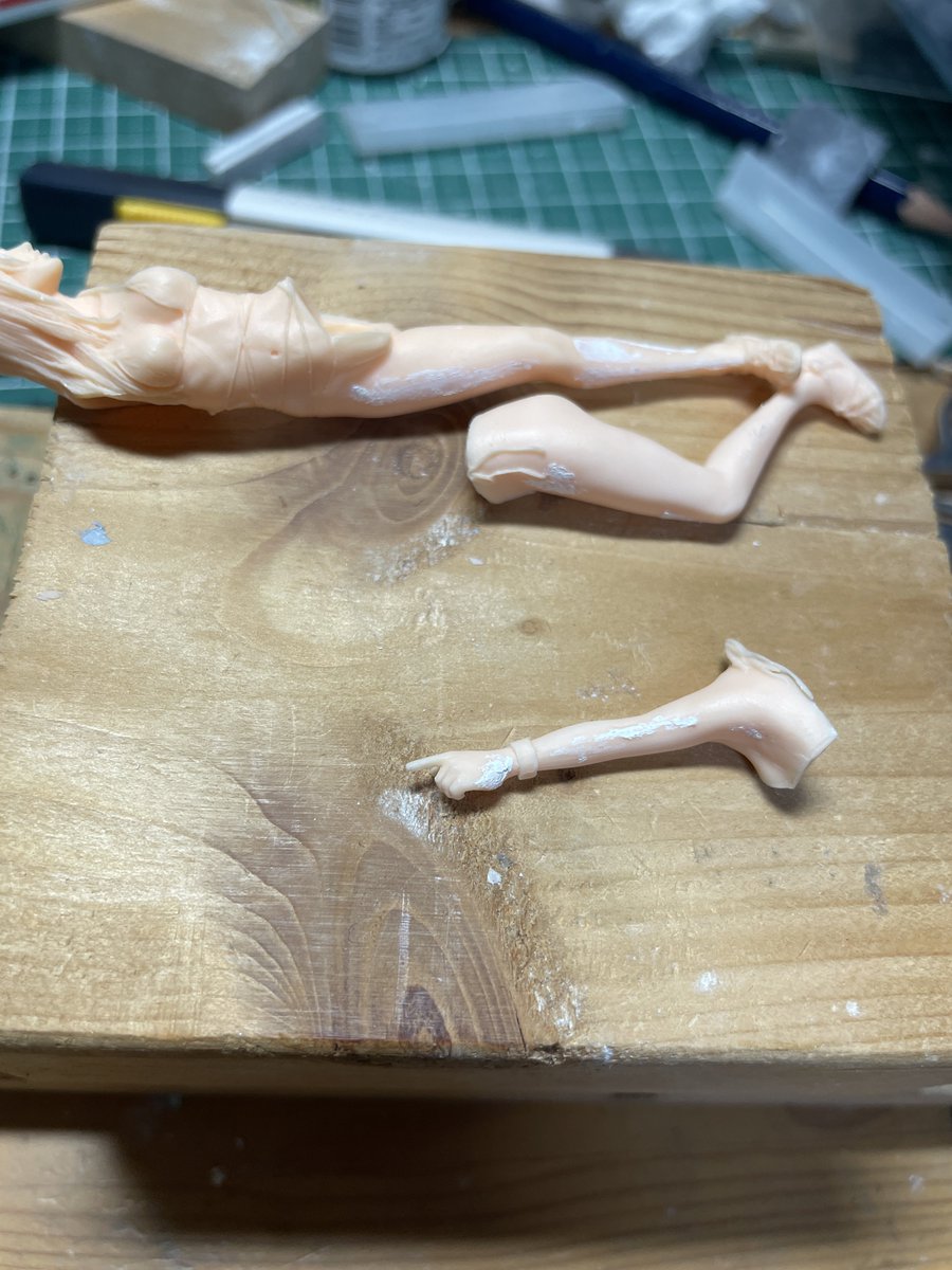 haniuken_1's tweet photo. #女性フィギュアコン
モールドラインにカンナかけて
脱脂して
消しきれないモールドラインをパテ埋め
（光硬化パテの方が良かったかも…）
まだまだ続く
肌の目地はどう整えようかなー https://t.co/B7A78AQ3Pl