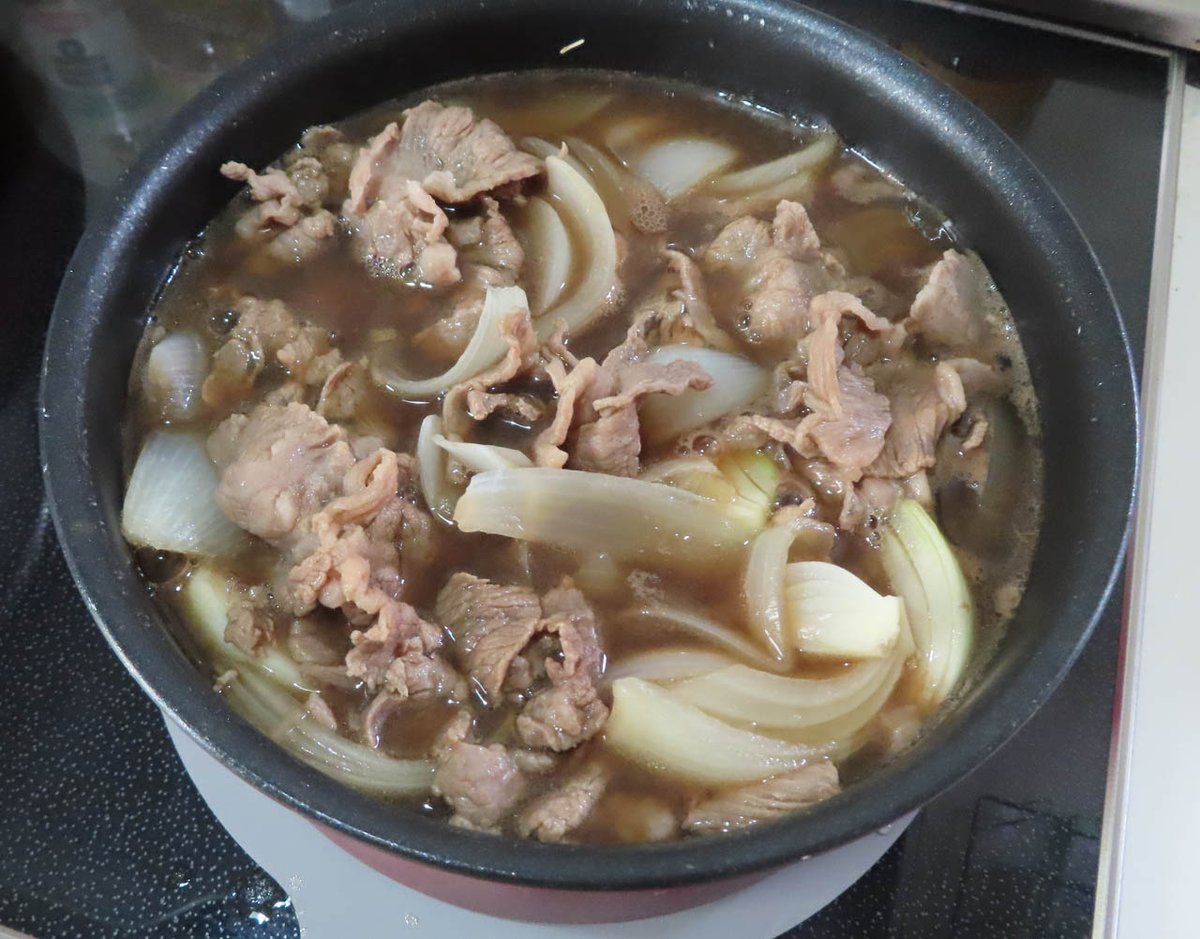 akisoftware's tweet photo. 玉ねぎマシマシの牛丼が食べたくなったので安い国産牛（でも高い）を買ってきて作ったら予想以上に多くなり鍋いっぱいに。これからトロ火で1時間くらい煮込む。 https://t.co/WhDpw2IGfD