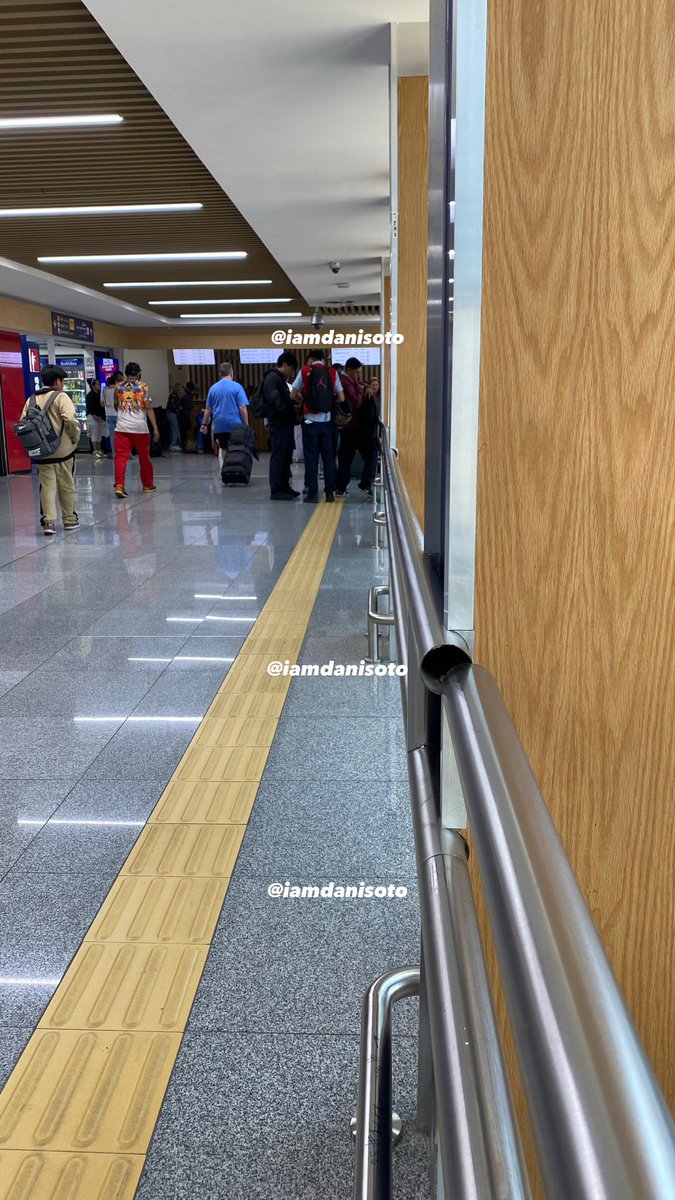 iamdanisoto's tweet photo. ⚠️ ¡CUIDADO CON LOS BARANDALES DE LA TERMINAL 1 DEL AICM!

Así se observan algunos: abollados, con cortes sin terminar y uniones inconclusas.

El Arq. @temoca33 advierte que podrían convertirse en un punto de lesión para los usuarios e incluso PROVOCAR CORTES en las manos. 👇 https://t.co/owRHUnKVbM