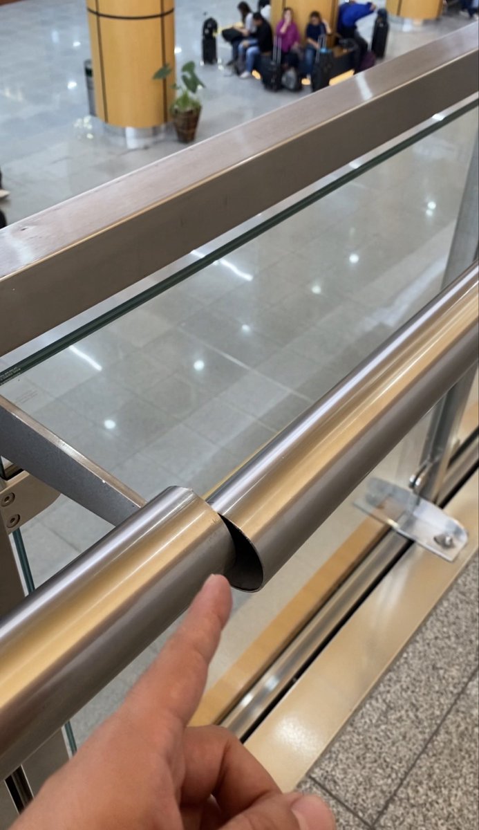 iamdanisoto's tweet photo. ⚠️ ¡CUIDADO CON LOS BARANDALES DE LA TERMINAL 1 DEL AICM!

Así se observan algunos: abollados, con cortes sin terminar y uniones inconclusas.

El Arq. @temoca33 advierte que podrían convertirse en un punto de lesión para los usuarios e incluso PROVOCAR CORTES en las manos. 👇 https://t.co/owRHUnKVbM