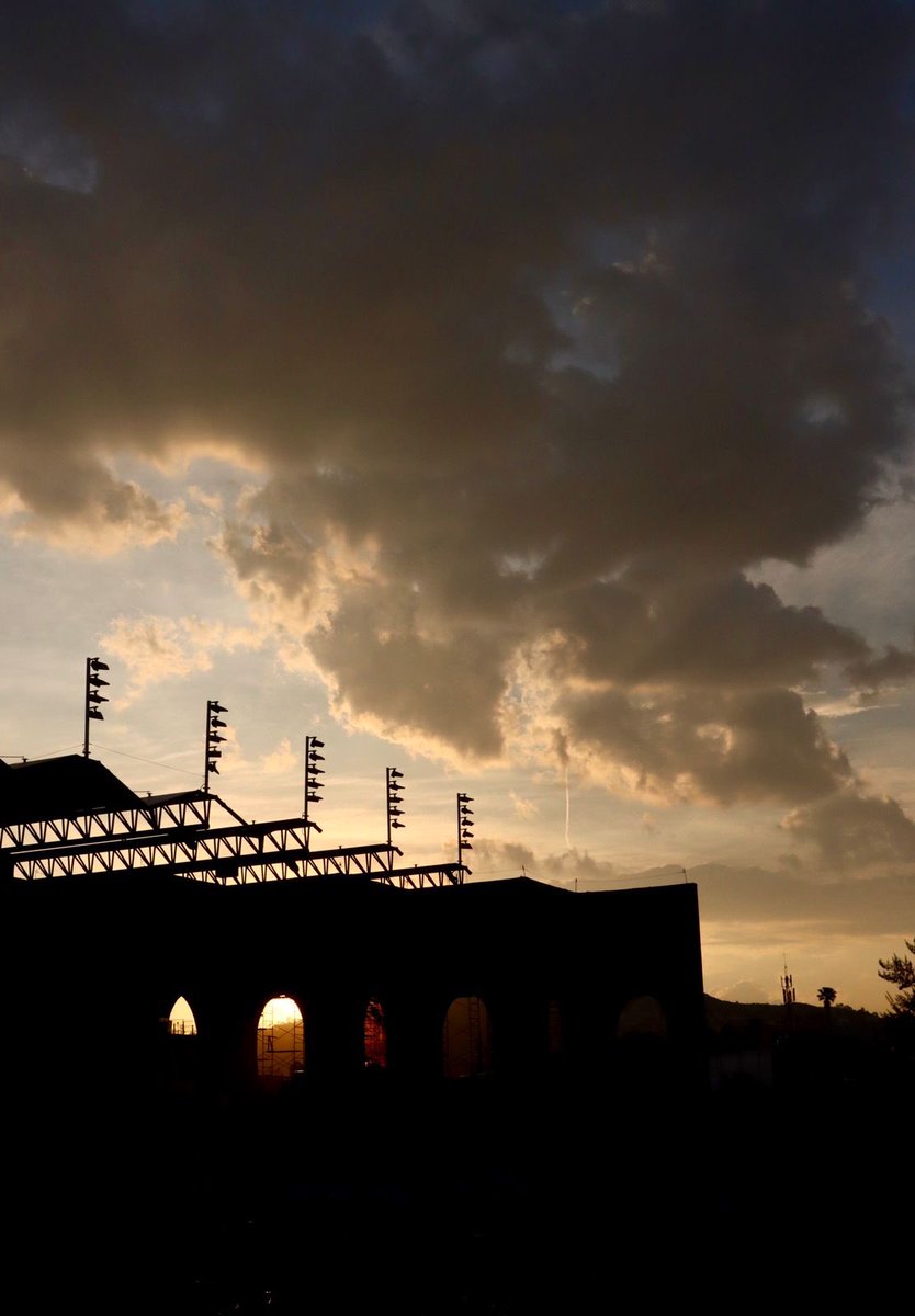 isabelgporrua's tweet photo. Atardecer en el @estadioyuva. Foto de @Gogesa https://t.co/k0LYAHD56l