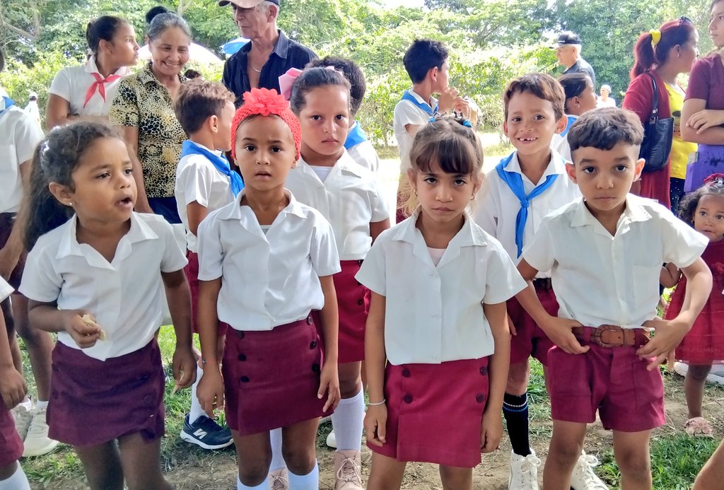 dmemedialuna's tweet photo. La jornada constituyó un homenaje a la obra iniciada por el Comandante en Jefe Fidel Castro Ruz, que transformó la vida en las montañas y garantizó derechos esenciales para las familias rurales. 
#EducaciónMediaLuna 
#EducaciónGranma 👇 https://t.co/3XCovDlSHN