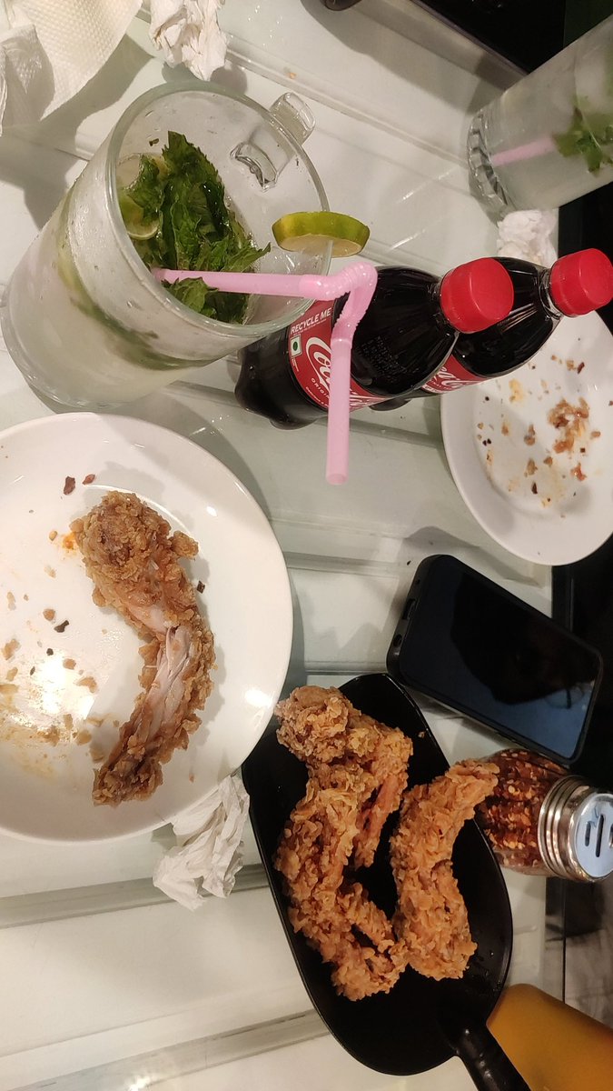 SuriyaJan17925's tweet photo. Food tastes better when shared with friends and family. 🥤🍕 https://t.co/SC1nXxNWND