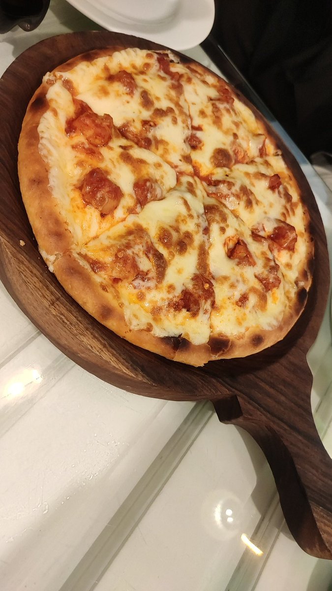 SuriyaJan17925's tweet photo. Food tastes better when shared with friends and family. 🥤🍕 https://t.co/SC1nXxNWND