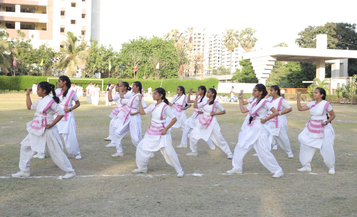 RSSgeet's tweet photo. राष्ट्र सेविका समिति – गुजरात प्रांत
 प्रशिक्षण वर्ग -  प्रवेश एवं घोष वर्ग।

“स्वरक्षण के साथ-साथ राष्ट्र एवं समाज का रक्षण करना हमारा कर्तव्य है।”
    -वंदनीया प्रमुख संचालिका
मा. शांताक्का जी , राष्ट्र सेविका समिति ।
@RSSgeet https://t.co/0EoKo56Z5j