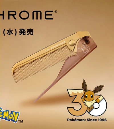 eievui_eevee's tweet photo. ラブクロム ポケモン30周年モデル
📗K24GPバングスコーム ゴールド <イーブイ>
ヘアコーム持ち手はブラウンカラー
付属ポーチには30周年ロゴデザイン
🗓️2026年6月17日（水）発売
https://t.co/DXPcBBQKbu https://t.co/Zx88wS0SNN