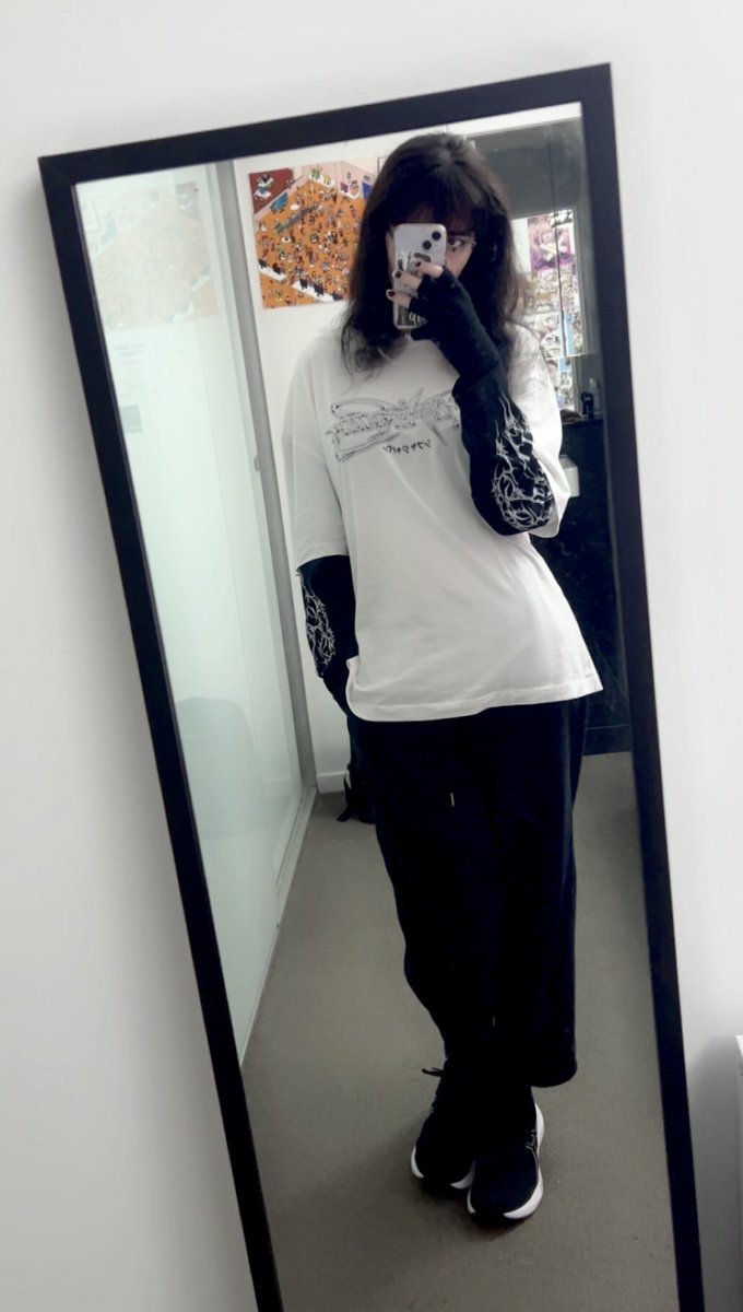 _sumiki_'s tweet photo. Now that it’s winter it’s harder to wear cool outfits cus all I wanna do is wrap up in warm clothes 🙂‍↕️ https://t.co/75K777zeKh
