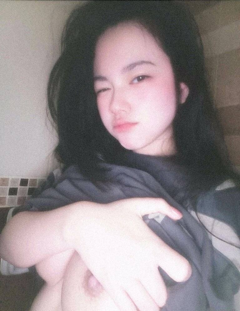 1YuMi2o's tweet photo. 習慣了一個人生活
也習慣把情緒藏起來

到了深夜卻連個可以分享心事的人都沒有
但偶爾還是會希望
有個人願意聽我碎碎念
陪我熬過這些失眠的夜晚

#半夜有人的手機沒有在通話中嗎 
https://t.co/Ul3YywxHy8 https://t.co/8oWNiej0Ip