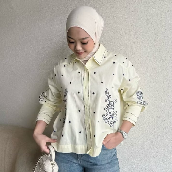 aurettalea's tweet photo. Bringing a little sunshine to your wardrobe🌼✨

 Perpaduan warna butter yellow dan motif bunga simpel ini beneran definisi effortless beauty. 🥹✨ Pas banget buat nemenin agenda brunch atau sekedar jalan-jalan sore.

#racunshopee #rekomendasishopee https://t.co/HjTpgV4j08