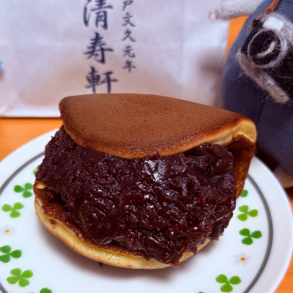 tw_kinakomochi's tweet photo. ドーナツるーん🍩🪨「日本橋堀留町の清寿軒さん　一番人気の小判どら焼き。楕円小判形の生地を折りたたみ十勝の粒あんをおもいっきり挟んでるーん❤️❤️

きゅーん🧊「きゅっ❤️」

シェフるーんも満足の美味しさ😋❤️

#ピクミンあんこ部 https://t.co/L1zbP5oyED