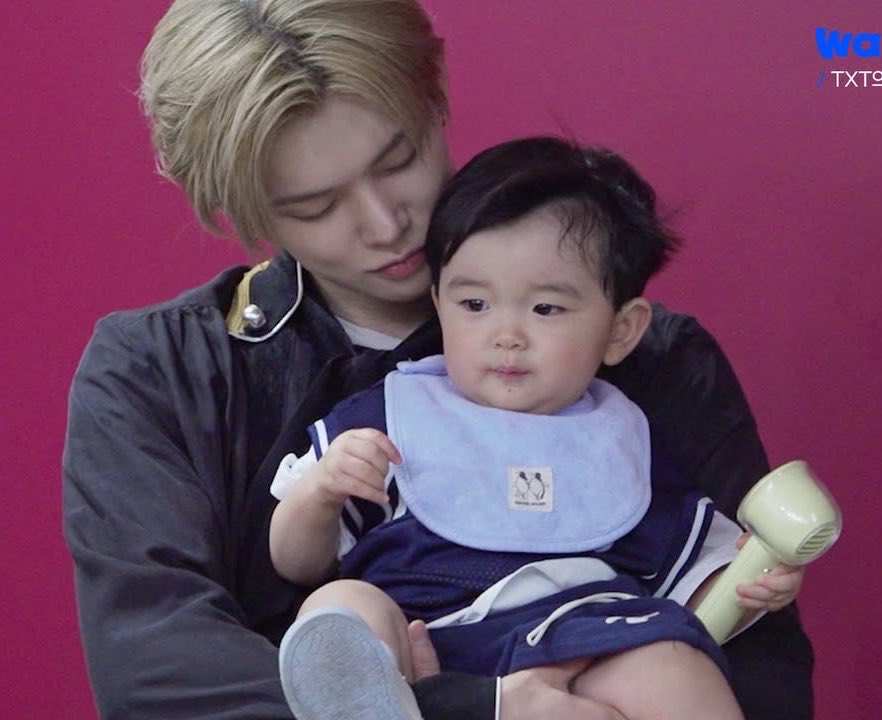 beomelina's tweet photo. i am devastated .. yeonjun shows affection for yoojun by pressing their heads close together.. oh ❤️‍🩹 https://t.co/cXRlMBQd1d