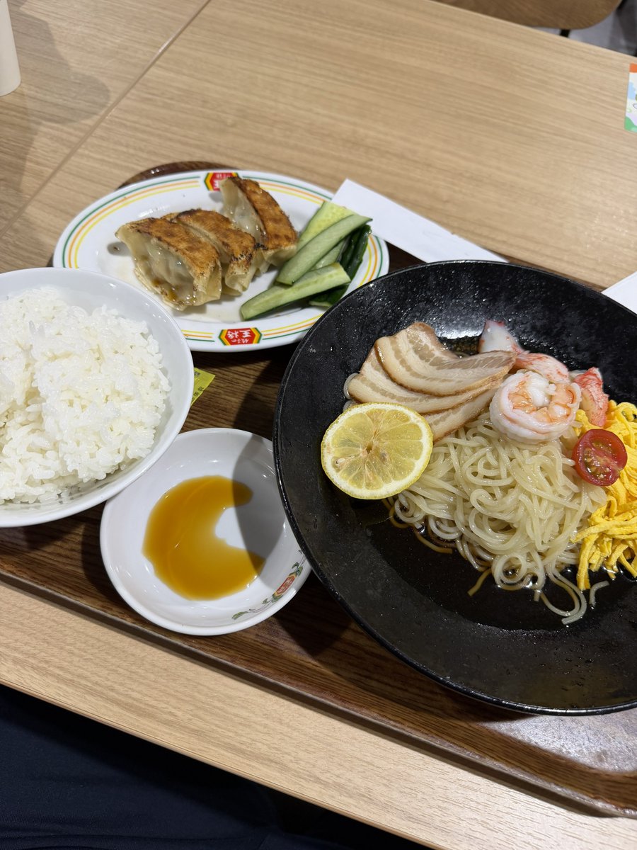 debychips's tweet photo. 台風で学校やすみになった？

いつものフードコートが激混み https://t.co/yjrBlqPQZo