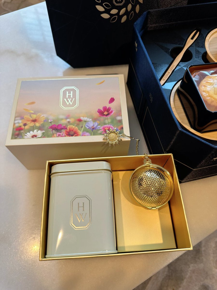 DorothyInMotion's tweet photo. In addition to two exquisite mooncakes, there is also a complete set of tea sets! The teacups are printed with a small HW logo, which is low key and elegant. https://t.co/LQQpAMGylb
