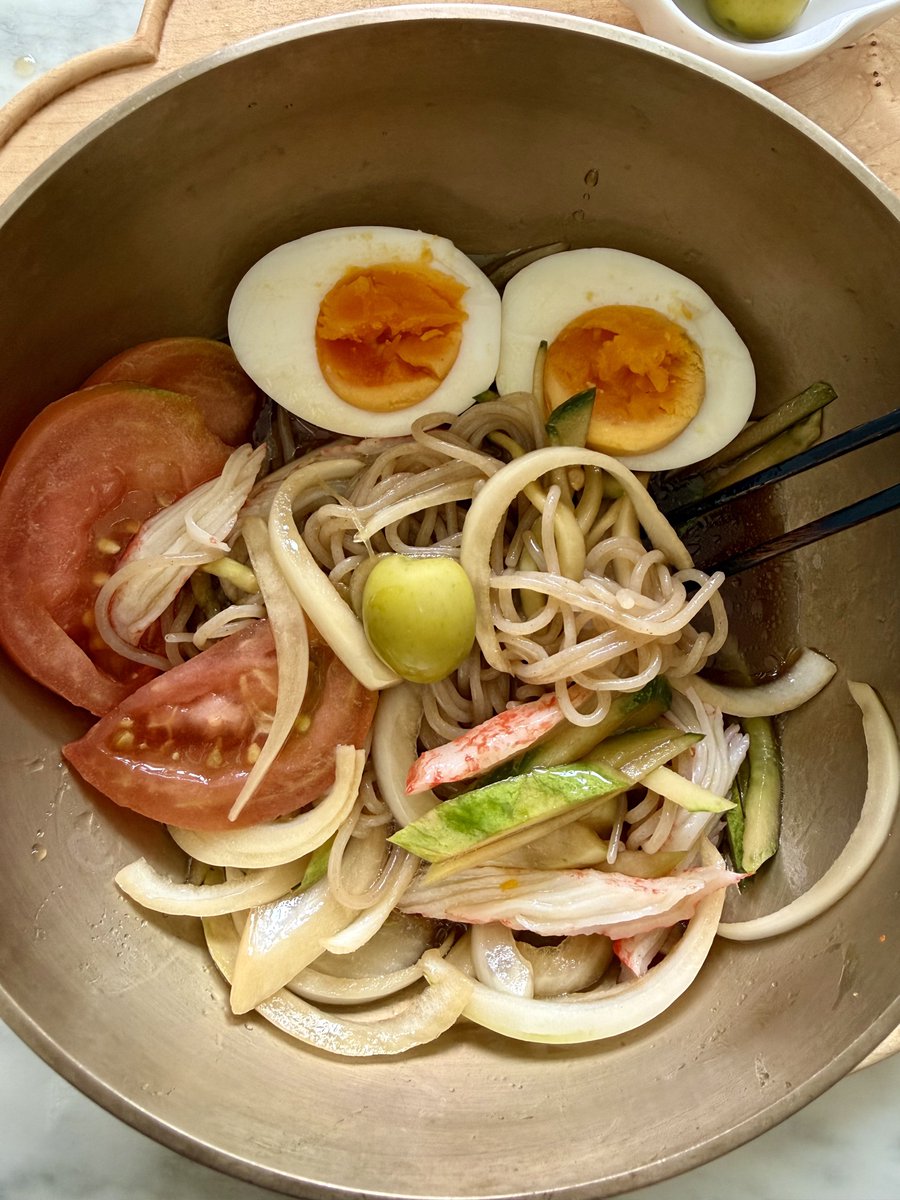 lifestyle_jee's tweet photo. 진서연님 독일국수레시피 활용한 보리국수!

집에 토마토. 양파. 오이랑 보리국수가 있어서 
해 봤는데 여름에 해 먹기 넘 좋은 국수네요! 
레시피 기본 비율이 
진간장1 화이트 발사믹1 올리브오일1 스테비아 0.5
이렇게 하면 넘 짜고 달다는 후기가 있어서..
간장을 좀 마일드한 맛간장과 쯔유로 섞어줬고
화이트 발사믹은 애사비와 좀 섞었어요. 
스테비아는 없어서 단맛은 매실청이랑 꿀로 대체! 
보리국수 삶아서 차갑게 해서 먹으니 넘 맛나요!
크래미랑 조합도 좋고 올리브랑 잘 어울리는 맛이에요!