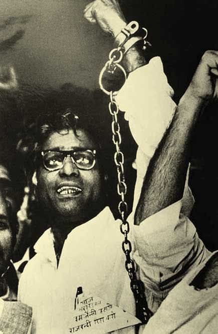 Akhand_Bharat_S's tweet photo. भारत के पूर्व रक्षा मंत्री एवं ‘पद्म विभूषण’ से सम्मानित जॉर्ज फर्नांडिस जी की जयंती पर उन्हें शत-शत नमन। 🙏🇮🇳

📸 यह तस्वीर सिर्फ़ एक व्यक्ति की नहीं, बल्कि आपातकाल में जंजीरों में जकड़े गए लोकतंत्र की है।

जॉर्ज फर्नांडिस को इंदिरा सरकार ने हथकड़ियों और भारी जंजीरों में अदालत में पेश किया था, मानो वे कोई ख़ूंखार अपराधी हों। उनका "अपराध" सिर्फ़ इतना था कि उन्होंने सत्ता के सामने झुकने से इनकार किया और लोकतंत्र की आवाज़ बुलंद रखी। ⛓️

आज मानवाधिकारों पर बड़ी-बड़ी बातें करने वालों को 1975 का वह काला दौर भी याद रखना चाहिए, जब असहमति को अपराध और विरोध को देशद्रोह समझा जाता था। 🚨

इतिहास का सबसे बड़ा सबक यही है— लोकतंत्र की रक्षा भाषणों से नहीं, असहमति का सम्मान करने से होती है।

#GeorgeFernandes #Emergency #NeverForget #DarkDaysOfDemocracy #Democracy #India 🇮🇳⛓️