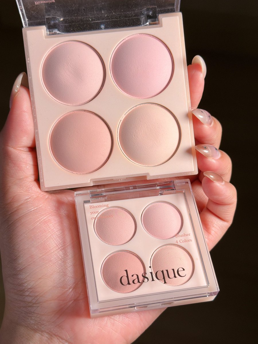 WiJupiter's tweet photo. ชอบdasique ทำตลับมินิอ่ะ🤏🏻 คราวนี้เป็นบลัช Blending Mood Cheek 4 หลุม มีสีอ่อน-เข้ม ปัดเลเยอร์ก็นัววว ปัดผสมก็ละมุน วิชอบสี Almond Vanilla 🍮ม๊ากกกก เพราะใช้ตลับใหญ่อยู่ โทนวอร์มบราวน์ละมุนประกายเบจนู้ด https://t.co/Gvri3km9Mw