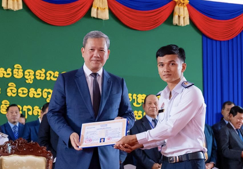 Dr_Hunmanet_PM's tweet photo. ចូលរួមសម្ពោធដាក់ឱ្យប្រើប្រាស់ជាផ្លូវការអគារកម្ពស់ ៣ជាន់, សមិទ្ធផលនានា និងប្រគល់សញ្ញាបត្រគ្រូបង្រៀនកម្រិតមូលដ្ឋាន និងសញ្ញាបត្របរិញ្ញាបត្រអប់រំ ឯកទេសអប់រំកាយ ជូនដល់គរុសិស្ស គរុនិស្សិតនៅវិទ្យាស្ថានជាតិអប់រំកាយ និងកីឡា។

រាជរដ្ឋាភិបាលកម្ពុជាគ្រប់អាណត្តិ តែងផ្តល់ការលើកកម្ពស់វិស័យអប់រំជាអាទិភាព ដោយធ្វើការពង្រឹងគុណភាព និងធ្វើការកែទម្រង់ជាបន្តបន្ទាប់ជាច្រើនដំណាក់កាល ដើម្បីប្រែក្លាយប្រព័ន្ធអប់រំឱ្យទៅជាកាតាលីករ ក្នុងការអភិវឌ្ឍសេដ្ឋកិច្ច និងសង្គម។ នៅក្នុងយុទ្ធសាស្ត្របញ្ចកោណ ដំណាក់កាលទី១ របស់រាជរដ្ឋាភិបាលអាណត្តិទី៧ ក៏បានកំណត់យក ការអភិវឌ្ឍមូលធនមនុស្ស ជាបញ្ចកោណទី១ ដោយផ្តោតលើការកែទម្រង់ប្រព័ន្ធអប់រំ វិទ្យាសាស្ត្រ បច្ចេកវិទ្យា និងការធ្វើទំនើបកម្មជាអាទិភាពគន្លឹះ ដែលមានគោលដៅបង្កើតបរិយាកាសអប់រំប្រកបដោយគុណភាពខ្ពស់។

ការរីកចម្រើនជាលំដាប់របស់វិទ្យាស្ថានជាតិអប់រំកាយ និងកីឡា ទាំងលើផ្នែកហេដ្ឋារចនាសម្ព័ន្ធរូបវ័ន្ត និងបច្ចេកវិទ្យា ការកែលម្អកម្មវិធី និងវិធីសាស្ត្របណ្តុះបណ្តាល ការអភិវឌ្ឍសមត្ថភាពគ្រូលើការស្រាវជ្រាវ និងការបង្រៀន និងការពង្រឹងពង្រីកកិច្ចសហប្រតិបត្តិការជាមួយដៃគូពាក់ព័ន្ធ សំដៅឆ្លើយតបនឹងការកើនឡើង ទាំងបរិមាណ និងគុណភាពនៃតម្រូវការរបស់សង្គមជាតិក្នុងវិស័យអប់រំកាយ និងកីឡា។

រាជធានីភ្នំពេញ ព្រឹកថ្ងៃពុធ ទី៣ មិថុនា ២០២៦

#ហ៊ុនម៉ាណែត #Hunmanet #កម្ពុជា #cambodia #សន្តិភាពនៅកម្ពុជា #Peaceincambodia
