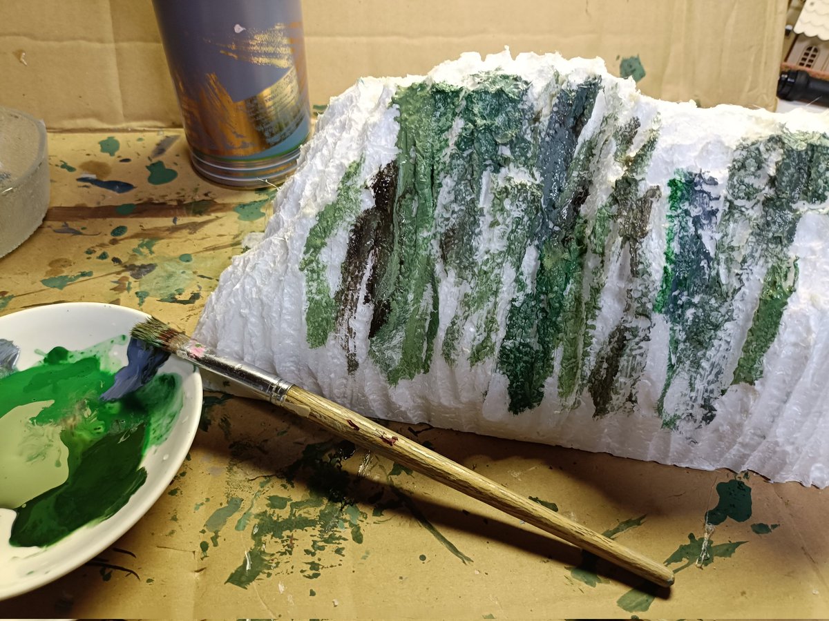 Life_with_Flute's tweet photo. HOゲージジオラマ作り
地形を塗る。
適当に絵の具を出して、適当に混ぜながらベタベタと塗っている。
色ムラがちょうどいい感じになる（私感）
敷地は芝生加工するのでテキトウ（笑） https://t.co/7zO6c4iRIo