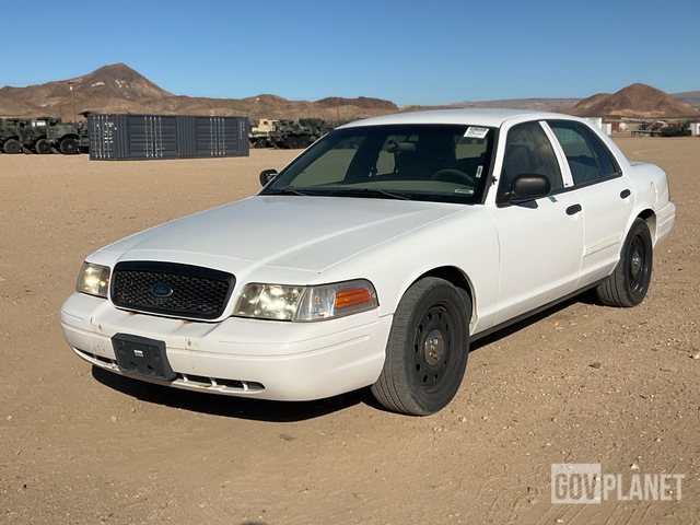 GoopiestGerm's tweet photo. @SINKPlSSER top car is a Crown Victoria.     Bottom car def GMC Yukon https://t.co/XjcNzafKD6