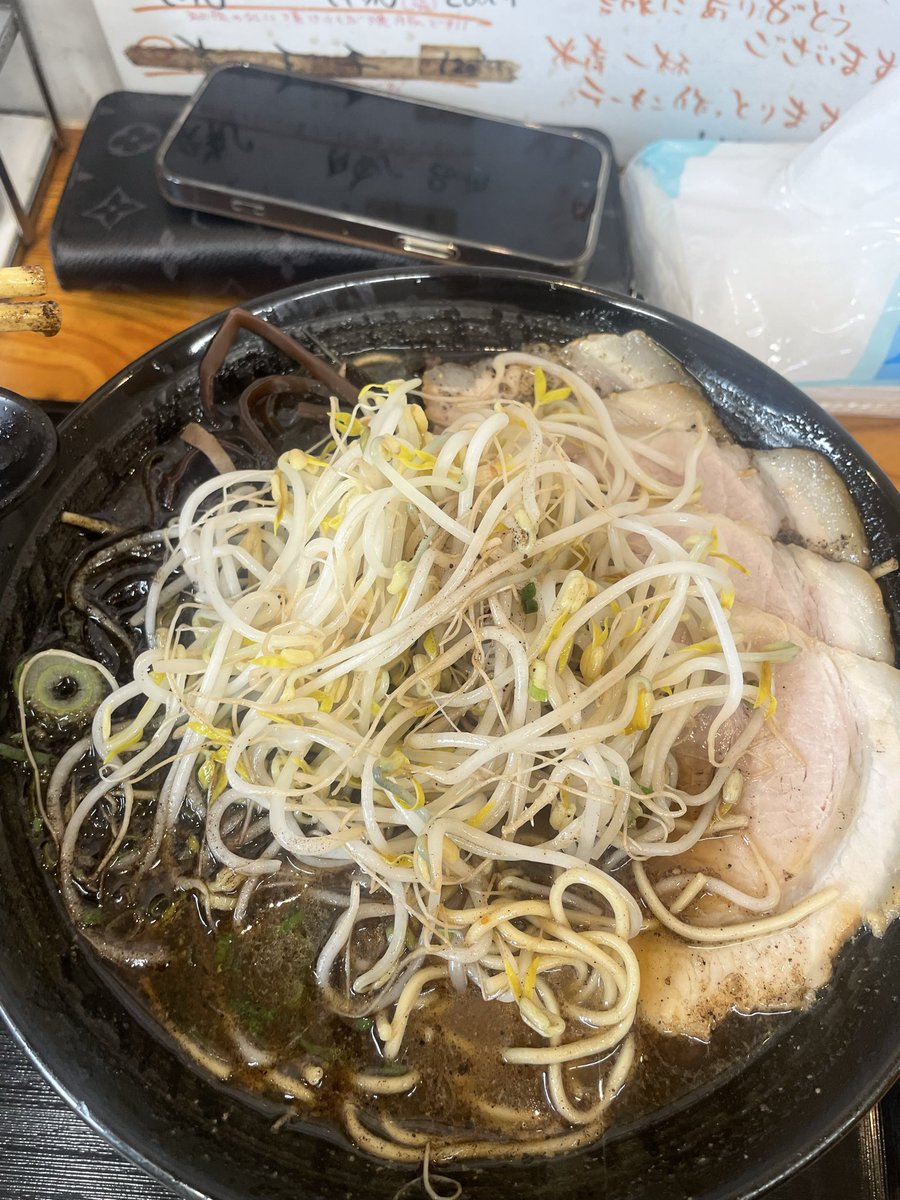 ya_ago44's tweet photo. 今週ランチ🍽️

今週の1麺🍜
・好来ラーメン（熊本県人吉市）
ラーメン TP 焼豚

・ムツロノサラダ（福岡市）
メニュー名無し。おまかせメニューのみ？
オーガニックサラダ（勝手にメニュー名つけた）＋米粉パン

美味でした😌
今週後半は、コンビニサラダで耐えよう🥗 https://t.co/bcISXKYQhf
