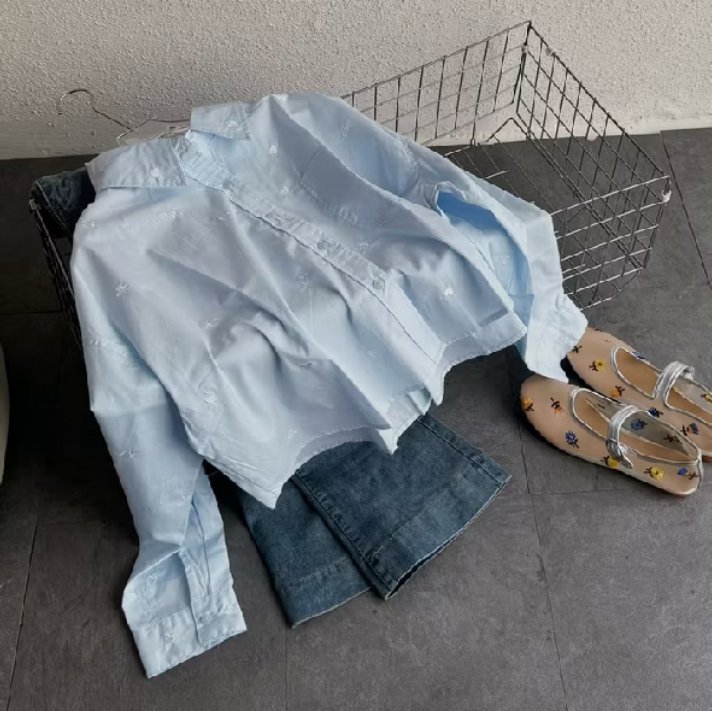 aurettalea's tweet photo. Tips biar nggak kelihatan terlalu ramai pas pakai kemeja motif: 

Pilih yang warnanya soft dan motifnya kecil-kecil kayak kemeja love ini. Tinggal dipaduin sama celana denim atau rok putih, langsung ready buat OOTD dehh! 🦢

#RacunShopee #RekomendasiBaju #Kemeja https://t.co/uHffNxccn0