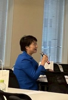 naomi_tokashiki's tweet photo. 「Femtech振興議員連盟」に参加しました。月経に伴う不調や疾患による経済損失は年間約6,000億円とも言われ、女性の活躍を支えるうえで重要な課題です。また、不妊治療を始める方の約7割が35歳以上であり、プレコンセプションケアの推進も急務です。婦人科を受診しやすい環境づくりや、学校での健康教育の充実が必要です。私からは、性被害防止のために進めてきた「命を守る教育」との連携を提案しました。女性の健康を守ることは、未来を守ること。誰もが安心して人生設計を描ける社会を目指して取り組んでまいります。