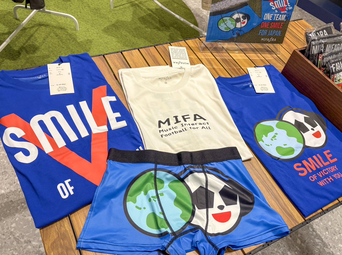 MIFARA_OFFICIAL's tweet photo. 【MIFARA】

MIFARAからサッカー日本代表応援アイテムが販売中⚽️

MIFA FP各店舗（立川・福岡・豊洲・仙台）での販売もスタートいたしました！

ぜひこの機会にお立ち寄りいただき、手に取っていただけたら嬉しいです♩

みんなでサッカー日本代表を応援しましょう🔥

https://t.co/tJK9nmSr7H https://t.co/Xs4usAosiL