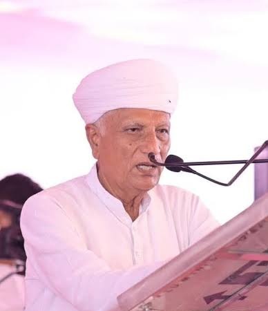 dineshbohrabmr's tweet photo. “हमने हरीश चौधरी को तैयार किया और किसानों के बीच नया नेतृत्व खड़ा किया।”

कांग्रेस के वरिष्ठ नेता और पूर्व मंत्री हेमाराम च���धरी ने पूर्व मुख्यमंत्री अशोक गहलोत पर प्रतिक्रिया देते हुए कहा–

“अब उन्हें मैं क्या नसी��त दूं? वे राजस्थान के तीन बार मुख्यमंत्री रह चुके हैं, केंद्र में मंत्री रह चुके हैं और प्रदेश अध्यक्ष जैसे महत्वपूर्ण पदों पर भी कार्य कर चुके हैं। इतने बड़े अनुभव वाले व्यक्ति को सलाह देने की मेरी कोई हैसियत नहीं है।

उन्हें स्वयं इस पर विचार करना चाहिए। हम तो समय-समय पर दूसरों को अवसर देते रहे हैं जैसे हमने हरीश चौधरी को तैयार किया और किसानों के बीच नया नेतृत्व खड़ा किया। इसी तरह हमने उम्मेदा राम बेनीवाल को भी आगे बढ़ाने में भूमिका निभाई और उन्हें सांसद बनाया। अब ये सभी आगे बढ़कर जिम्मेदारी संभालेंगे और कांग्रेस को मजबूती देंगे।

हमारी उम्र अब हो चुकी है। कब तक हम जनता और कांग्रेस की सेवा करते रहेंगे? अब समय है कि नए लोगों को आगे आने दिया जाए।”