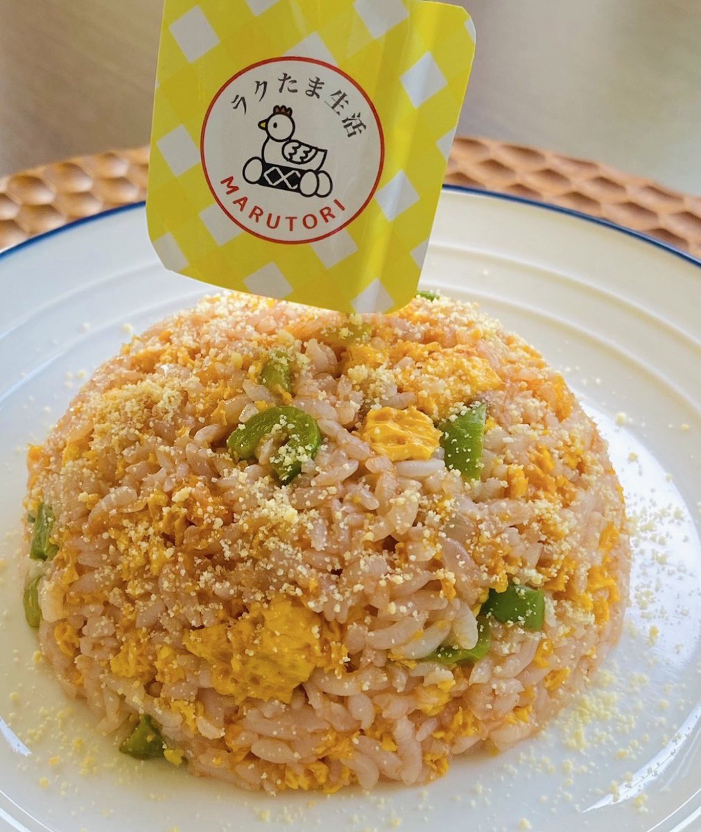 EggRakutama's tweet photo. こんにちは😃
今日は台風でお弁当作る時間なく😭🌀
お昼ご飯でケチャップライス🍅💕具材は楽たまピーマン🐣🫑粉チーズをフリフリ🧀なんか寂しかったにで✨楽たま旗🐓飾りつけ🌈🥚久しぶりの台風でバタバタでした🕺🎶#楽たま生活 https://t.co/6PKZRDwZ6j