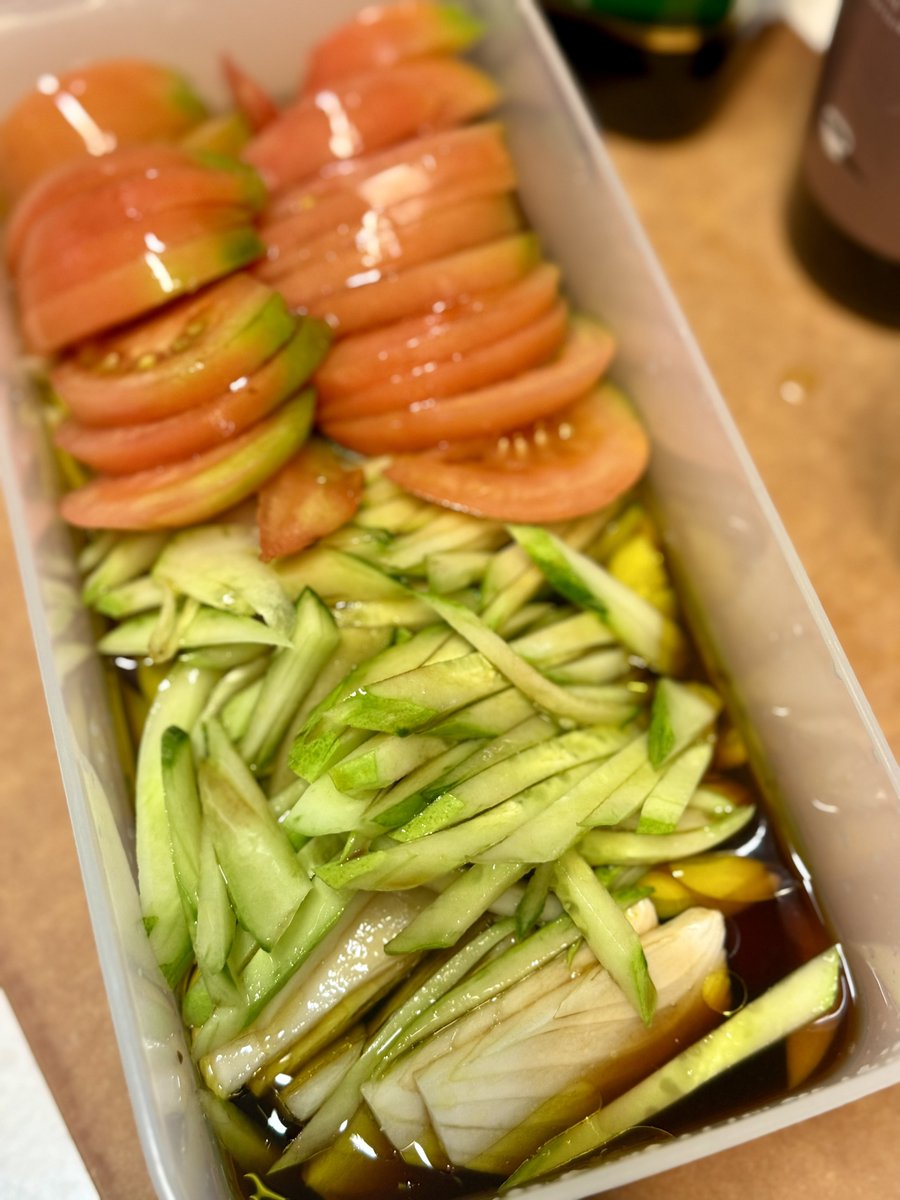 lifestyle_jee's tweet photo. 썰어서 통에 담고 🍅🧅🥒
소스 넣어 한두 시간 지나면
채소에서 자연스럽게 물이 생겨요.
냉장고에 차갑게 넣어뒀다 먹으면
아삭하고 시원해서 더 맛있답니다!🩵
그리고 진간장만 베이스보다 쯔유가 좀 섞인게 
맛이 고급지고 올리브오일이랑 조합도 좋네요! https://t.co/GysNHKc1CJ