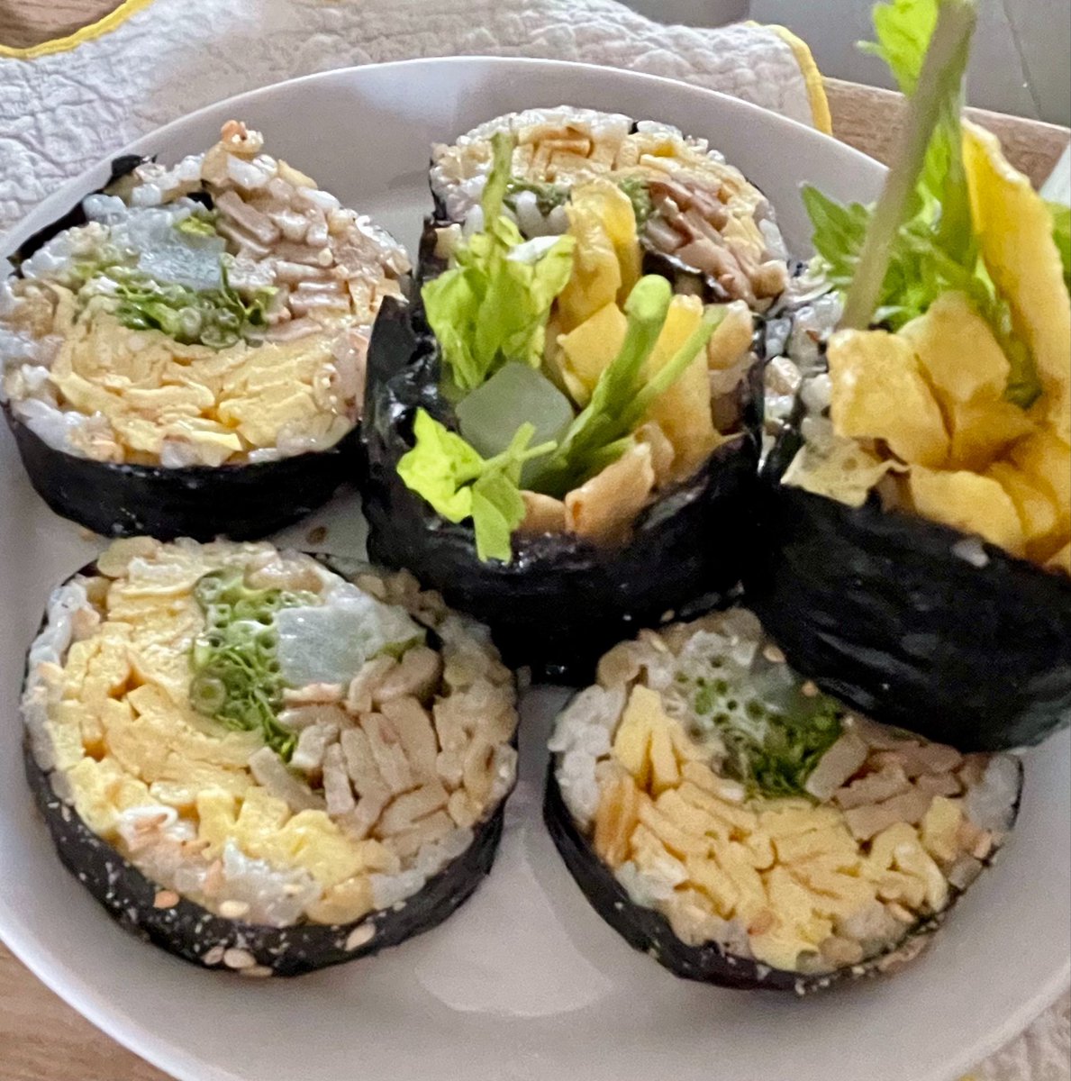 Argent_wave's tweet photo. 🥬 미나리 계란폭탄 김밥!!!
먹고 싶은 거 내맘대로 잔뜩 넣어서 실컷 먹을 수 있어🐷
내맘대로 되는 게 몇 없는 인생,
먹부림이나 맘껏 해보자!!
-미나리
-계란
-오뎅
-단무지
-마요소스
#김밥 #kimbab #Korea
미나리먹고 미쳣닝 https://t.co/98XL5ULpS7