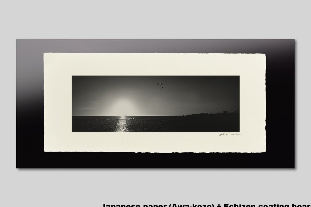 IGREBOW's tweet photo. ニューカレドニアの夕暮れの海。カイトサーフィンが気持ち良さそうなインテリアフォトです。季節に合わせて写真を飾ってみませんか？気分転換にお薦めです。
https://t.co/TieQHjRTu6
#IGREBOW #GallerySB #photography #写真 #インテリアフォト #モノクロ写真 #海の写真 #阿波手漉き和紙 #模様替え https://t.co/lgvIYukONW