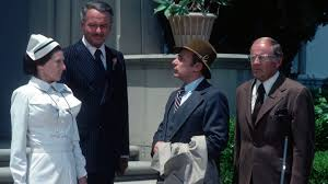 merlinpapin3's tweet photo. #DéfiCinéClassique2026  Juin 2026 (MeL Brooks)

Vu le Film #LeGrandFrisson de Mel Brooks (1973) avec Mel Brooks Madeline Kahn Cloris Leachman Harvey Korman Ron Carey Howard Morris Rudy del Lukas Dick Van Patten

Le docteur Richard H. Thorndyke (Mel Brooks), célèbre prix Nobel de psychiatrie, est nommé à la direction d'un asile psychiatrique de Los Angeles dont le directeur est mort de manière mystérieuse. L'éminent psychiatre découvre peu à peu les patients et les médecins qui semblent lui cacher quelque chose.

Victime d'une machination lors d'un congrès à San Francisco, Thorndyke devra faire face à ses crises d'anxiété aiguës pour prouver son innocence.

Avant les ZAZ il y avait le génie de Mel Brooks qui fête ses 100 ans ce mois-ci. Le bonhomme nous  plonge dans l’absurde des films policiers hitchcokiens qui nous donnent des frissons. Sauf qu’ici, pas de frissons : des barres de rire. Comme il sait tellement bien le faire avec des dialogues aux petits oignons bien grillés.

Le Grand Frisson, c’est Mel Brooks qui rend hommage à sa façon au grand Alfred Hitchcock. Pour parodier le maître du suspense, il fallait forcément le roi de la parodie. 

Et le roi n’a pas fait les choses à moitié. On suit le Dr Richard H. Thorndyke, joué par Brooks lui-même, ce psy new-yorkais un peu nerveux qui débarque à l’Institut de Psychiatrie pour diriger l’établissement. Dès l’aéroport, le ton est donné : valises qui explosent, regards suspects, musique qui monte… on est déjà dans le délire hitchcockien revisité à la sauce Brooks.
Très vite, Thorndyke se retrouve au cœur d’un complot. 

L’ancien directeur est mort dans des circonstances louches, les infirmiers sont louches, les patients encore plus. Cloris Leachman, sublime en infirmière sadique aux allures de Mrs. Danvers dopée aux amphètes, vole la moitié des scènes. Harvey Korman en méchant calculateur et Madeline Kahn en chanteuse de cabaret à la voix de crécelle hystérique complètent un casting parfait. Chaque visage est une caricature vivante, chaque réplique un missile.
Le film balance les clins d’œil : la douche de Psychose, le vertige de Sueurs froides, les oiseaux d’Hitchcock évidemment. Et quelle scène ! Les oiseaux qui attaquent Thorndyke dans un parc, c’est du pur génie burlesque. Des centaines de mouettes en plastique qui lui foncent dessus pendant qu’il hurle comme un gamin. Peut-être que cela a un peu vieilli, mais que nenni ! Laissons les oiseaux nous donner un peu de plaisir de rire un peu. Je me marre encore à chaque visionnage.

L’histoire avance comme un train fou. Thorndyke tombe amoureux de Victoria (Madeline Kahn), tente de résoudre le meurtre, se fait piéger, s’enfuit, se déguise en vieux juif hassidique, chante des chansons ridicules, se bat contre son propre vertige sur un balcon. Tout est prétexte à l’absurde. Les dialogues fusent, les situations s’enchaînent sans temps mort. On passe du thriller psychologique au vaudeville en trois plans.

Brooks ne se moque pas seulement d’Hitchcock, il se moque de tout : des psys, des hôpitaux, des complots, de Hollywood, de lui-même. Il joue le héros anxieux avec un timing comique implacable. Chaque geste, chaque regard en coin est calibré pour faire mal au ventre de rire. Et la bande-son ! La musique qui parodie Bernard Herrmann est tellement bien faite qu’on se demande si on regarde une parodie ou un vrai film du maître.

Franchement, Le Grand Frisson reste une masterclass de burlesque. Une comédie aux multiples situations délirantes qui tient encore la route en 2026. Pas besoin d’effets spéciaux modernes quand on a du génie pur, des acteurs en feu et un scénario qui ne respire que pour la vanne. Mel Brooks ne cherche pas la subtilité, il cherche le fou rire. Et il l’obtient à chaque fois.

Si vous ne l’avez pas vu depuis longtemps, replongez-y. Si vous ne l’avez jamais vu, foncez. C’est du concentré de joie bête et intelligente à la fois. Du Brooks dans le texte, du pur plaisir hitchcockien sans le stress. Juste des barres. Des barres et des barres. Et encore des barres quand les oiseaux arrivent.

Merci Mel. Pour tout ça. Et joyeux centenaire, maître. Tu nous fais toujours le même effet : on sort du film avec mal aux joues et l’envie de tout revoir. Le Grand Frisson, c’est ça : un monument comique qui ne prend jamais la grosse tête et qui continue à nous faire hurler de rire.

❤️si vous aimez