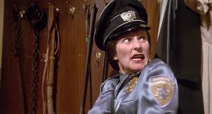 merlinpapin3's tweet photo. #DéfiCinéClassique2026  Juin 2026 (MeL Brooks)

Vu le Film #LeGrandFrisson de Mel Brooks (1973) avec Mel Brooks Madeline Kahn Cloris Leachman Harvey Korman Ron Carey Howard Morris Rudy del Lukas Dick Van Patten

Le docteur Richard H. Thorndyke (Mel Brooks), célèbre prix Nobel de psychiatrie, est nommé à la direction d'un asile psychiatrique de Los Angeles dont le directeur est mort de manière mystérieuse. L'éminent psychiatre découvre peu à peu les patients et les médecins qui semblent lui cacher quelque chose.

Victime d'une machination lors d'un congrès à San Francisco, Thorndyke devra faire face à ses crises d'anxiété aiguës pour prouver son innocence.

Avant les ZAZ il y avait le génie de Mel Brooks qui fête ses 100 ans ce mois-ci. Le bonhomme nous  plonge dans l’absurde des films policiers hitchcokiens qui nous donnent des frissons. Sauf qu’ici, pas de frissons : des barres de rire. Comme il sait tellement bien le faire avec des dialogues aux petits oignons bien grillés.

Le Grand Frisson, c’est Mel Brooks qui rend hommage à sa façon au grand Alfred Hitchcock. Pour parodier le maître du suspense, il fallait forcément le roi de la parodie. 

Et le roi n’a pas fait les choses à moitié. On suit le Dr Richard H. Thorndyke, joué par Brooks lui-même, ce psy new-yorkais un peu nerveux qui débarque à l’Institut de Psychiatrie pour diriger l’établissement. Dès l’aéroport, le ton est donné : valises qui explosent, regards suspects, musique qui monte… on est déjà dans le délire hitchcockien revisité à la sauce Brooks.
Très vite, Thorndyke se retrouve au cœur d’un complot. 

L’ancien directeur est mort dans des circonstances louches, les infirmiers sont louches, les patients encore plus. Cloris Leachman, sublime en infirmière sadique aux allures de Mrs. Danvers dopée aux amphètes, vole la moitié des scènes. Harvey Korman en méchant calculateur et Madeline Kahn en chanteuse de cabaret à la voix de crécelle hystérique complètent un casting parfait. Chaque visage est une caricature vivante, chaque réplique un missile.
Le film balance les clins d’œil : la douche de Psychose, le vertige de Sueurs froides, les oiseaux d’Hitchcock évidemment. Et quelle scène ! Les oiseaux qui attaquent Thorndyke dans un parc, c’est du pur génie burlesque. Des centaines de mouettes en plastique qui lui foncent dessus pendant qu’il hurle comme un gamin. Peut-être que cela a un peu vieilli, mais que nenni ! Laissons les oiseaux nous donner un peu de plaisir de rire un peu. Je me marre encore à chaque visionnage.

L’histoire avance comme un train fou. Thorndyke tombe amoureux de Victoria (Madeline Kahn), tente de résoudre le meurtre, se fait piéger, s’enfuit, se déguise en vieux juif hassidique, chante des chansons ridicules, se bat contre son propre vertige sur un balcon. Tout est prétexte à l’absurde. Les dialogues fusent, les situations s’enchaînent sans temps mort. On passe du thriller psychologique au vaudeville en trois plans.

Brooks ne se moque pas seulement d’Hitchcock, il se moque de tout : des psys, des hôpitaux, des complots, de Hollywood, de lui-même. Il joue le héros anxieux avec un timing comique implacable. Chaque geste, chaque regard en coin est calibré pour faire mal au ventre de rire. Et la bande-son ! La musique qui parodie Bernard Herrmann est tellement bien faite qu’on se demande si on regarde une parodie ou un vrai film du maître.

Franchement, Le Grand Frisson reste une masterclass de burlesque. Une comédie aux multiples situations délirantes qui tient encore la route en 2026. Pas besoin d’effets spéciaux modernes quand on a du génie pur, des acteurs en feu et un scénario qui ne respire que pour la vanne. Mel Brooks ne cherche pas la subtilité, il cherche le fou rire. Et il l’obtient à chaque fois.

Si vous ne l’avez pas vu depuis longtemps, replongez-y. Si vous ne l’avez jamais vu, foncez. C’est du concentré de joie bête et intelligente à la fois. Du Brooks dans le texte, du pur plaisir hitchcockien sans le stress. Juste des barres. Des barres et des barres. Et encore des barres quand les oiseaux arrivent.

Merci Mel. Pour tout ça. Et joyeux centenaire, maître. Tu nous fais toujours le même effet : on sort du film avec mal aux joues et l’envie de tout revoir. Le Grand Frisson, c’est ça : un monument comique qui ne prend jamais la grosse tête et qui continue à nous faire hurler de rire.

❤️si vous aimez