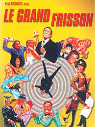 merlinpapin3's tweet photo. #DéfiCinéClassique2026  Juin 2026 (MeL Brooks)

Vu le Film #LeGrandFrisson de Mel Brooks (1973) avec Mel Brooks Madeline Kahn Cloris Leachman Harvey Korman Ron Carey Howard Morris Rudy del Lukas Dick Van Patten

Le docteur Richard H. Thorndyke (Mel Brooks), célèbre prix Nobel de psychiatrie, est nommé à la direction d'un asile psychiatrique de Los Angeles dont le directeur est mort de manière mystérieuse. L'éminent psychiatre découvre peu à peu les patients et les médecins qui semblent lui cacher quelque chose.

Victime d'une machination lors d'un congrès à San Francisco, Thorndyke devra faire face à ses crises d'anxiété aiguës pour prouver son innocence.

Avant les ZAZ il y avait le génie de Mel Brooks qui fête ses 100 ans ce mois-ci. Le bonhomme nous  plonge dans l’absurde des films policiers hitchcokiens qui nous donnent des frissons. Sauf qu’ici, pas de frissons : des barres de rire. Comme il sait tellement bien le faire avec des dialogues aux petits oignons bien grillés.

Le Grand Frisson, c’est Mel Brooks qui rend hommage à sa façon au grand Alfred Hitchcock. Pour parodier le maître du suspense, il fallait forcément le roi de la parodie. 

Et le roi n’a pas fait les choses à moitié. On suit le Dr Richard H. Thorndyke, joué par Brooks lui-même, ce psy new-yorkais un peu nerveux qui débarque à l’Institut de Psychiatrie pour diriger l’établissement. Dès l’aéroport, le ton est donné : valises qui explosent, regards suspects, musique qui monte… on est déjà dans le délire hitchcockien revisité à la sauce Brooks.
Très vite, Thorndyke se retrouve au cœur d’un complot. 

L’ancien directeur est mort dans des circonstances louches, les infirmiers sont louches, les patients encore plus. Cloris Leachman, sublime en infirmière sadique aux allures de Mrs. Danvers dopée aux amphètes, vole la moitié des scènes. Harvey Korman en méchant calculateur et Madeline Kahn en chanteuse de cabaret à la voix de crécelle hystérique complètent un casting parfait. Chaque visage est une caricature vivante, chaque réplique un missile.
Le film balance les clins d’œil : la douche de Psychose, le vertige de Sueurs froides, les oiseaux d’Hitchcock évidemment. Et quelle scène ! Les oiseaux qui attaquent Thorndyke dans un parc, c’est du pur génie burlesque. Des centaines de mouettes en plastique qui lui foncent dessus pendant qu’il hurle comme un gamin. Peut-être que cela a un peu vieilli, mais que nenni ! Laissons les oiseaux nous donner un peu de plaisir de rire un peu. Je me marre encore à chaque visionnage.

L’histoire avance comme un train fou. Thorndyke tombe amoureux de Victoria (Madeline Kahn), tente de résoudre le meurtre, se fait piéger, s’enfuit, se déguise en vieux juif hassidique, chante des chansons ridicules, se bat contre son propre vertige sur un balcon. Tout est prétexte à l’absurde. Les dialogues fusent, les situations s’enchaînent sans temps mort. On passe du thriller psychologique au vaudeville en trois plans.

Brooks ne se moque pas seulement d’Hitchcock, il se moque de tout : des psys, des hôpitaux, des complots, de Hollywood, de lui-même. Il joue le héros anxieux avec un timing comique implacable. Chaque geste, chaque regard en coin est calibré pour faire mal au ventre de rire. Et la bande-son ! La musique qui parodie Bernard Herrmann est tellement bien faite qu’on se demande si on regarde une parodie ou un vrai film du maître.

Franchement, Le Grand Frisson reste une masterclass de burlesque. Une comédie aux multiples situations délirantes qui tient encore la route en 2026. Pas besoin d’effets spéciaux modernes quand on a du génie pur, des acteurs en feu et un scénario qui ne respire que pour la vanne. Mel Brooks ne cherche pas la subtilité, il cherche le fou rire. Et il l’obtient à chaque fois.

Si vous ne l’avez pas vu depuis longtemps, replongez-y. Si vous ne l’avez jamais vu, foncez. C’est du concentré de joie bête et intelligente à la fois. Du Brooks dans le texte, du pur plaisir hitchcockien sans le stress. Juste des barres. Des barres et des barres. Et encore des barres quand les oiseaux arrivent.

Merci Mel. Pour tout ça. Et joyeux centenaire, maître. Tu nous fais toujours le même effet : on sort du film avec mal aux joues et l’envie de tout revoir. Le Grand Frisson, c’est ça : un monument comique qui ne prend jamais la grosse tête et qui continue à nous faire hurler de rire.

❤️si vous aimez