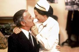 merlinpapin3's tweet photo. #DéfiCinéClassique2026  Juin 2026 (MeL Brooks)

Vu le Film #LeGrandFrisson de Mel Brooks (1973) avec Mel Brooks Madeline Kahn Cloris Leachman Harvey Korman Ron Carey Howard Morris Rudy del Lukas Dick Van Patten

Le docteur Richard H. Thorndyke (Mel Brooks), célèbre prix Nobel de psychiatrie, est nommé à la direction d'un asile psychiatrique de Los Angeles dont le directeur est mort de manière mystérieuse. L'éminent psychiatre découvre peu à peu les patients et les médecins qui semblent lui cacher quelque chose.

Victime d'une machination lors d'un congrès à San Francisco, Thorndyke devra faire face à ses crises d'anxiété aiguës pour prouver son innocence.

Avant les ZAZ il y avait le génie de Mel Brooks qui fête ses 100 ans ce mois-ci. Le bonhomme nous  plonge dans l’absurde des films policiers hitchcokiens qui nous donnent des frissons. Sauf qu’ici, pas de frissons : des barres de rire. Comme il sait tellement bien le faire avec des dialogues aux petits oignons bien grillés.

Le Grand Frisson, c’est Mel Brooks qui rend hommage à sa façon au grand Alfred Hitchcock. Pour parodier le maître du suspense, il fallait forcément le roi de la parodie. 

Et le roi n’a pas fait les choses à moitié. On suit le Dr Richard H. Thorndyke, joué par Brooks lui-même, ce psy new-yorkais un peu nerveux qui débarque à l’Institut de Psychiatrie pour diriger l’établissement. Dès l’aéroport, le ton est donné : valises qui explosent, regards suspects, musique qui monte… on est déjà dans le délire hitchcockien revisité à la sauce Brooks.
Très vite, Thorndyke se retrouve au cœur d’un complot. 

L’ancien directeur est mort dans des circonstances louches, les infirmiers sont louches, les patients encore plus. Cloris Leachman, sublime en infirmière sadique aux allures de Mrs. Danvers dopée aux amphètes, vole la moitié des scènes. Harvey Korman en méchant calculateur et Madeline Kahn en chanteuse de cabaret à la voix de crécelle hystérique complètent un casting parfait. Chaque visage est une caricature vivante, chaque réplique un missile.
Le film balance les clins d’œil : la douche de Psychose, le vertige de Sueurs froides, les oiseaux d’Hitchcock évidemment. Et quelle scène ! Les oiseaux qui attaquent Thorndyke dans un parc, c’est du pur génie burlesque. Des centaines de mouettes en plastique qui lui foncent dessus pendant qu’il hurle comme un gamin. Peut-être que cela a un peu vieilli, mais que nenni ! Laissons les oiseaux nous donner un peu de plaisir de rire un peu. Je me marre encore à chaque visionnage.

L’histoire avance comme un train fou. Thorndyke tombe amoureux de Victoria (Madeline Kahn), tente de résoudre le meurtre, se fait piéger, s’enfuit, se déguise en vieux juif hassidique, chante des chansons ridicules, se bat contre son propre vertige sur un balcon. Tout est prétexte à l’absurde. Les dialogues fusent, les situations s’enchaînent sans temps mort. On passe du thriller psychologique au vaudeville en trois plans.

Brooks ne se moque pas seulement d’Hitchcock, il se moque de tout : des psys, des hôpitaux, des complots, de Hollywood, de lui-même. Il joue le héros anxieux avec un timing comique implacable. Chaque geste, chaque regard en coin est calibré pour faire mal au ventre de rire. Et la bande-son ! La musique qui parodie Bernard Herrmann est tellement bien faite qu’on se demande si on regarde une parodie ou un vrai film du maître.

Franchement, Le Grand Frisson reste une masterclass de burlesque. Une comédie aux multiples situations délirantes qui tient encore la route en 2026. Pas besoin d’effets spéciaux modernes quand on a du génie pur, des acteurs en feu et un scénario qui ne respire que pour la vanne. Mel Brooks ne cherche pas la subtilité, il cherche le fou rire. Et il l’obtient à chaque fois.

Si vous ne l’avez pas vu depuis longtemps, replongez-y. Si vous ne l’avez jamais vu, foncez. C’est du concentré de joie bête et intelligente à la fois. Du Brooks dans le texte, du pur plaisir hitchcockien sans le stress. Juste des barres. Des barres et des barres. Et encore des barres quand les oiseaux arrivent.

Merci Mel. Pour tout ça. Et joyeux centenaire, maître. Tu nous fais toujours le même effet : on sort du film avec mal aux joues et l’envie de tout revoir. Le Grand Frisson, c’est ça : un monument comique qui ne prend jamais la grosse tête et qui continue à nous faire hurler de rire.

❤️si vous aimez