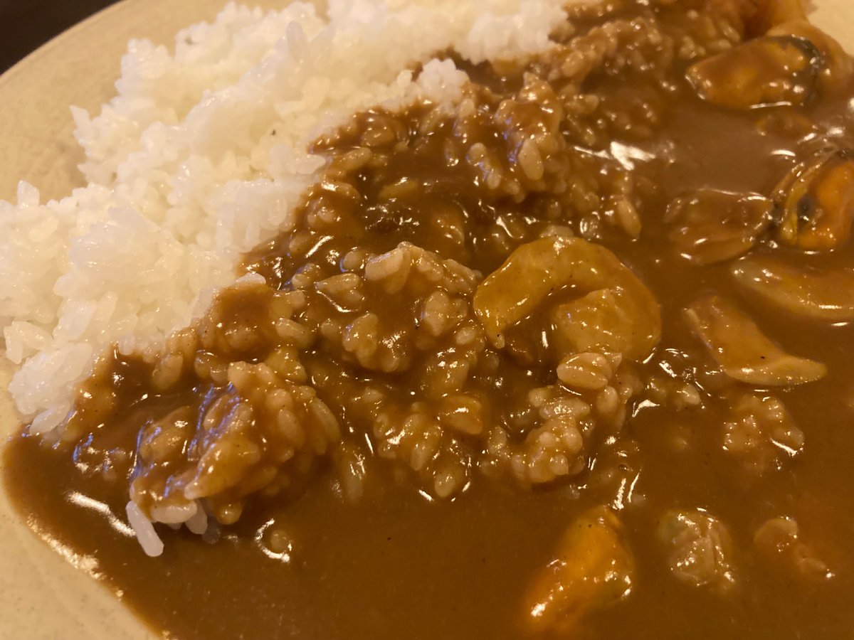 jun_chin's tweet photo. ランチタイム、雨☂️が小降りになったので外食。今日はシーフードカレー。いつもより外に出ている人が少ない感じ。山手線は大幅遅延してる。振替輸送実施中か。朝出勤時は平常運転だったけど。20260603 12:59 https://t.co/avPnd61rnS