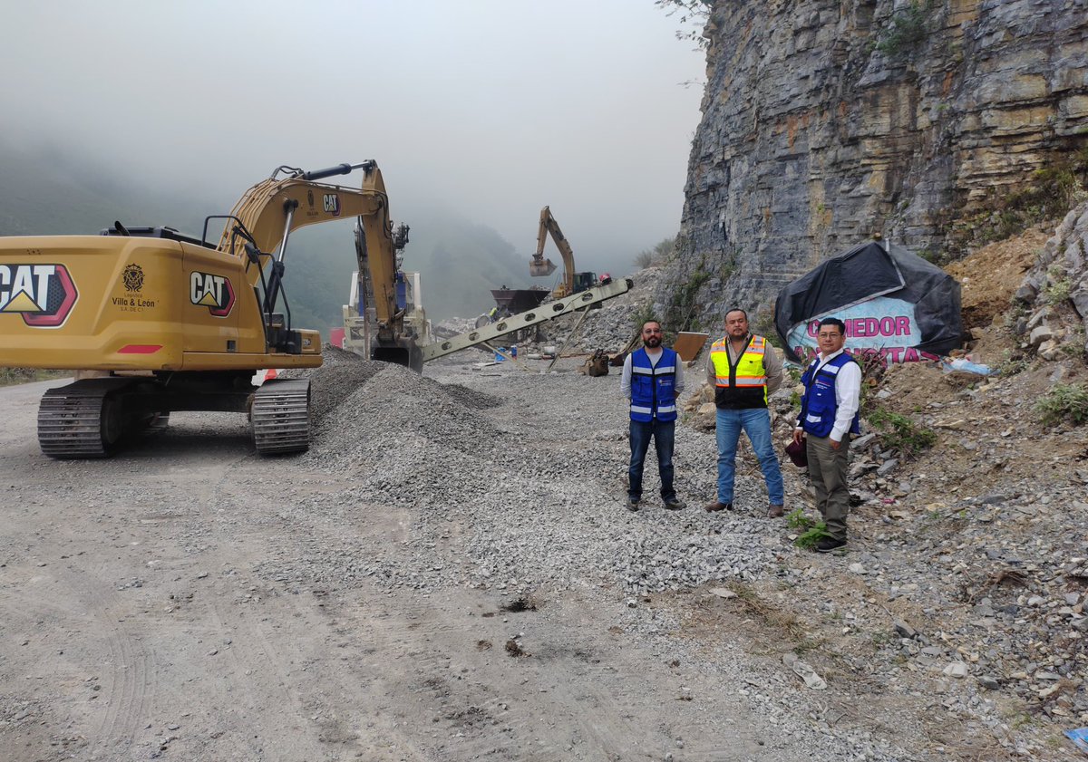 SICT_Veracruz's tweet photo. 🚧🌧️ Continúan avanzando los trabajos de rehabilitación en Zontecomatlán, tras las afectaciones provocadas por las intensas lluvias de octubre.

🛣️ Acciones en el camino El Paraje–Zontecomatlán–Huayacocotla.

📍 Del km 46+400 al km 71+900 se trabaja para mejorar la conectividad y la seguridad de quienes transitan por esta importante vía.

🤝 Con estos trabajos se fortalece la movilidad de las comunidades de la región.