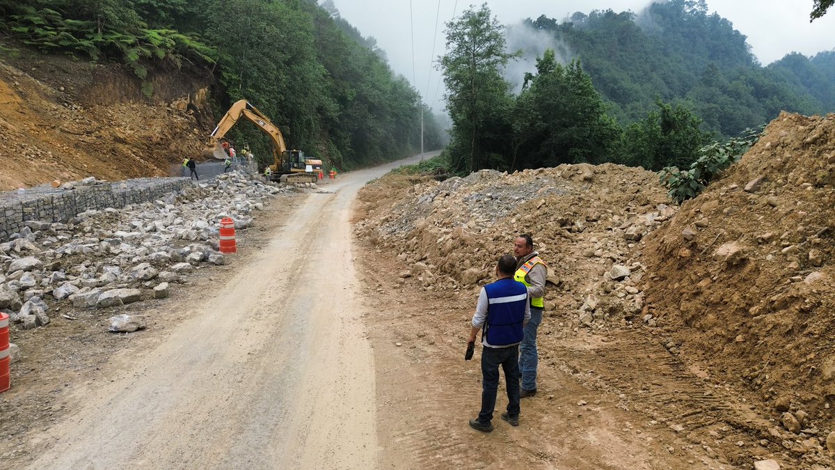 SICT_Veracruz's tweet photo. 🚧🌧️ Continúan avanzando los trabajos de rehabilitación en Zontecomatlán, tras las afectaciones provocadas por las intensas lluvias de octubre.

🛣️ Acciones en el camino El Paraje–Zontecomatlán–Huayacocotla.

📍 Del km 46+400 al km 71+900 se trabaja para mejorar la conectividad y la seguridad de quienes transitan por esta importante vía.

🤝 Con estos trabajos se fortalece la movilidad de las comunidades de la región.