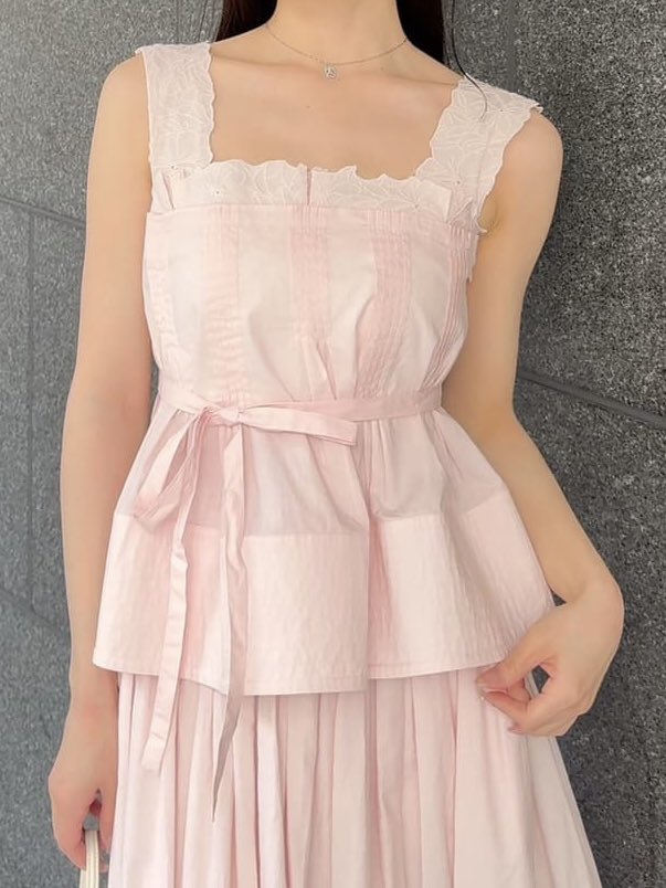 mesan_yo's tweet photo. 元トップ女優でアクキュの加賀まりこさんのような、大人の色気と少女らしさを兼ね備えた至上最高で理想形のスタイル。それを叶えてくれたのがSNIDELのSSコレクションだった。コットン素材ってあどけなさや自由奔放さが出るんです。可愛いだけで終わらせたくないなら、ウエストラインの強調や肌見せはマストかな。