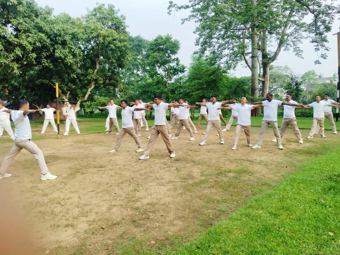 149_bn's tweet photo. हर सुबह का यह अभियान,
 देता तन-मन को नई उड़ान।
 पसीने की हर एक बूंद,
 बनती है सफलता का प्रमाण।
149 बटालियन कें0रि0पु0बल में दैनिक पीटी का सफल आयोजन । 
@DIGOPSDBRCRPF https://t.co/Tcf8RUDhqY