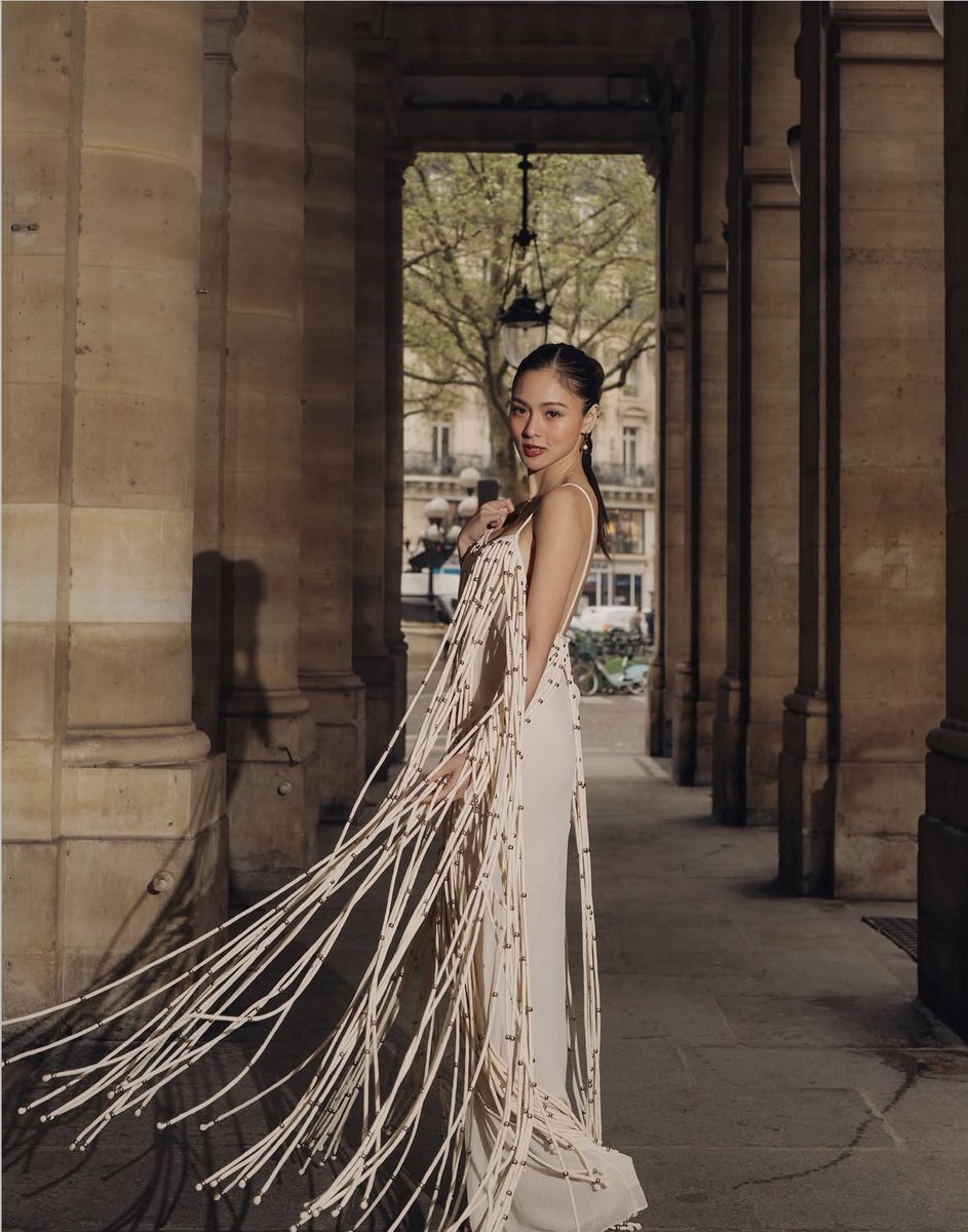 ielle007's tweet photo. Her Paris shoot can be her very own magazine full cover 😍 sulit ang pag titipid ng baon for recess para iamats ang America’s Next Top Model galing mag project ni Kim Chiu 🙌🏻👌🏻

#20YearsOfKimChiu https://t.co/CJCOkjfFua